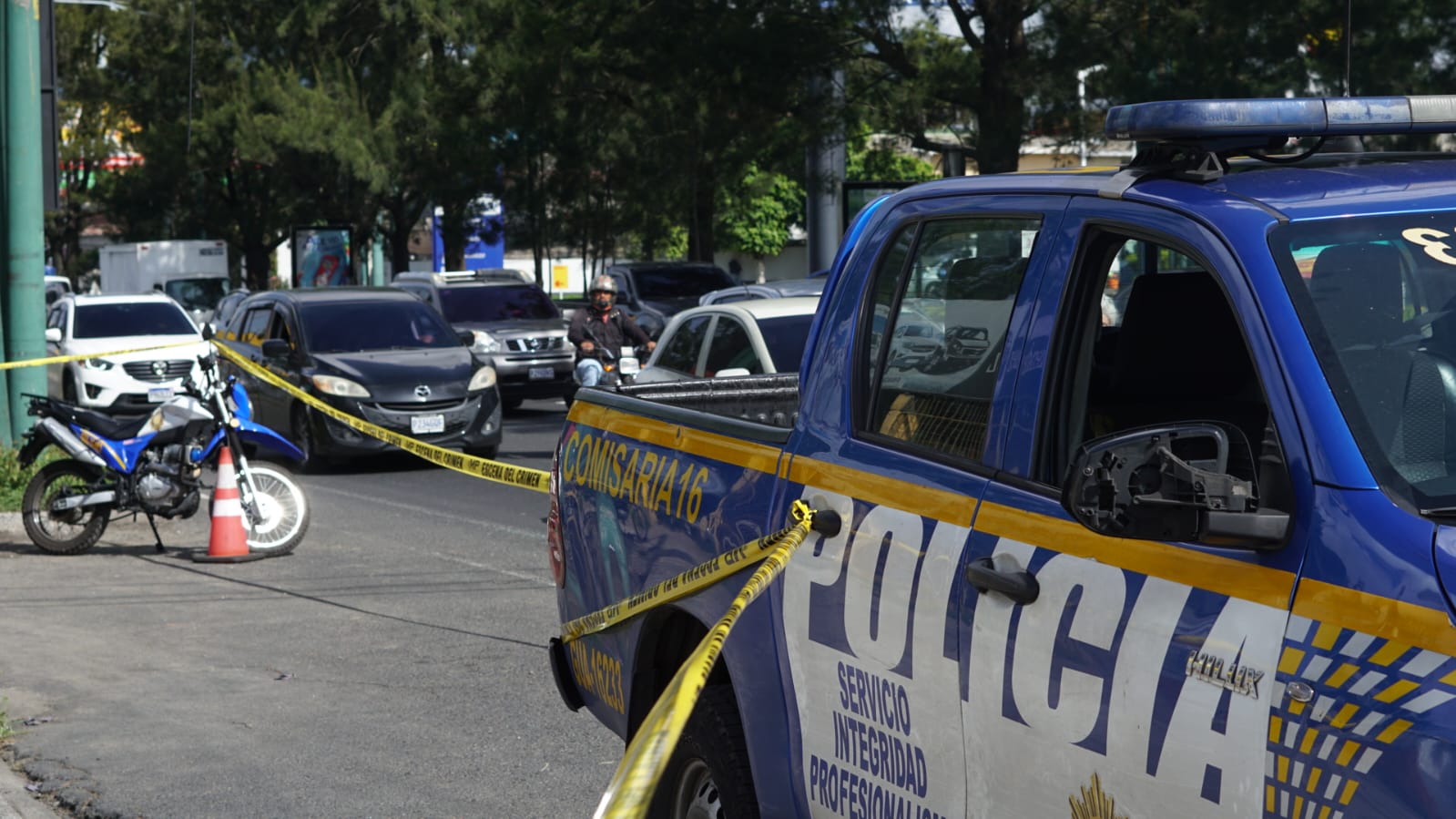 Ataque armado en la zona 2 de Mixco, en contra de un camión repartidor de bebidas. (Foto Prensa Libre: José Sánchez)