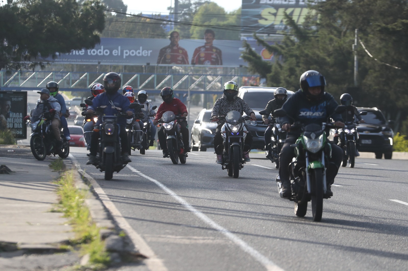 Motoristas circulan a alta velocidad en la ruta Interamericana, donde se han reportado múltiples carreras clandestinas y accidentes en las últimas semanas. (Foto Prensa Libre: Érick Ávila)