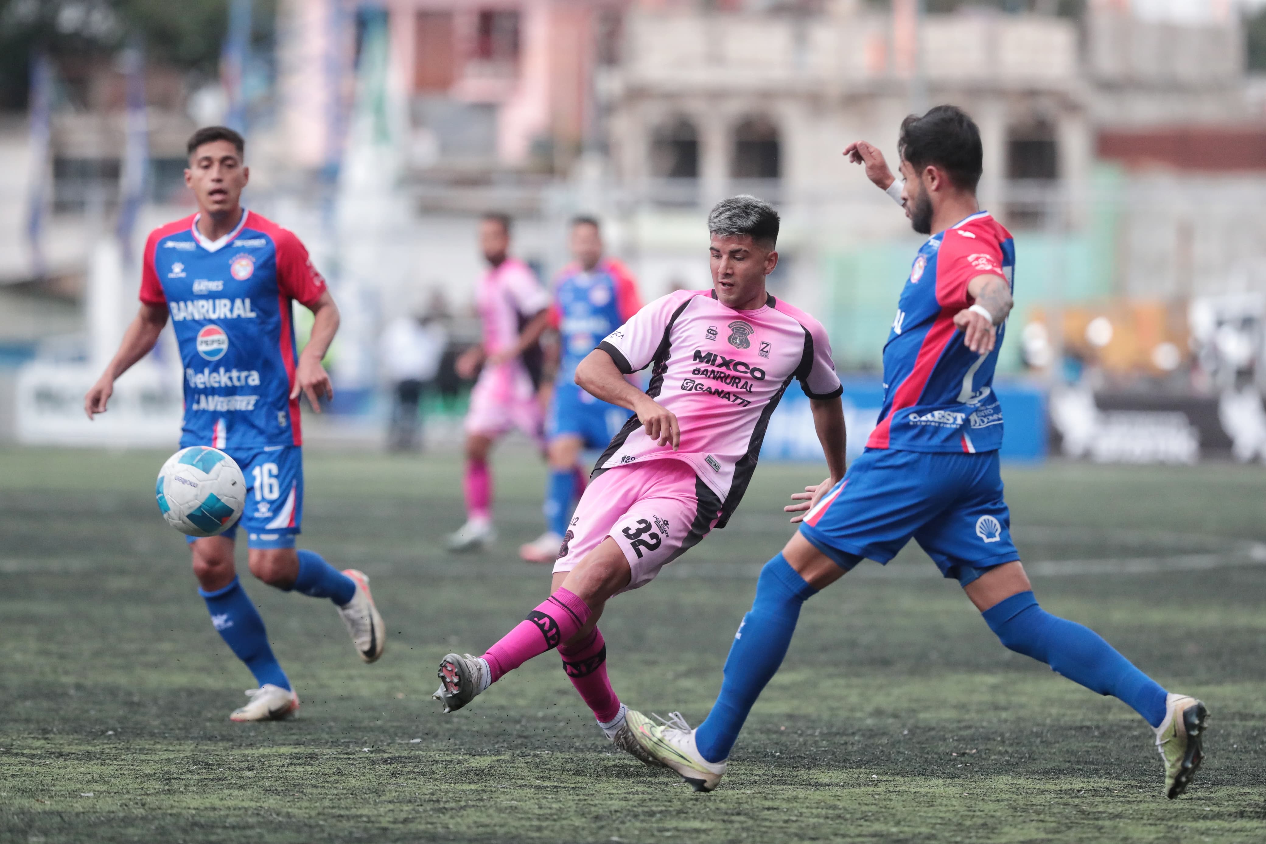 El Deportivo Mixco sigue imparable en el Torneo Apertura 2025 y, con una remontada emocionante, se impuso 2-1 a Xelajú en el Estadio Santo Domingo de Guzmán. (Foto Prensa Libre: Esbin García)