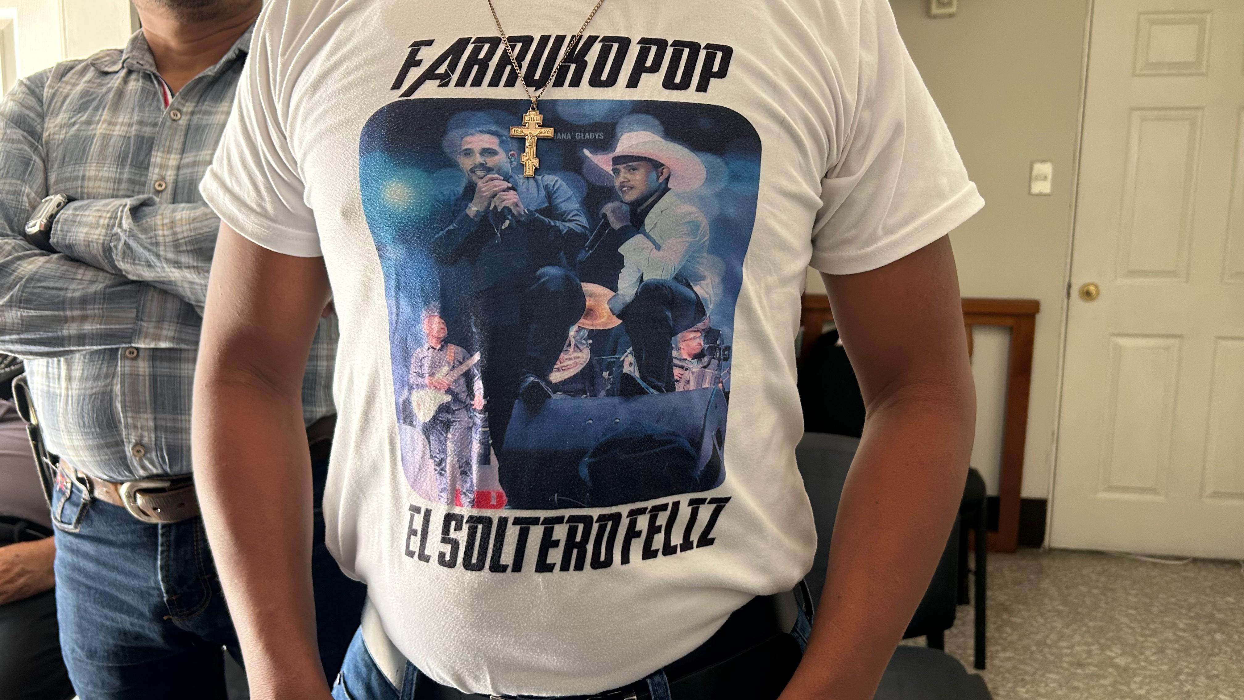 Familiares de Farruko Pop lo recuerdan con fotografías y mensajes durante el inicio del juicio por su muerte. (Foto Prensa Libre:  Kimberly Solares)