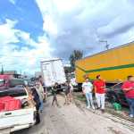 Accidente masivo deja seis heridos y bloquea el tránsito hacia el Atlántico. (Foto Prensa Libre: PMT de Guatemala)