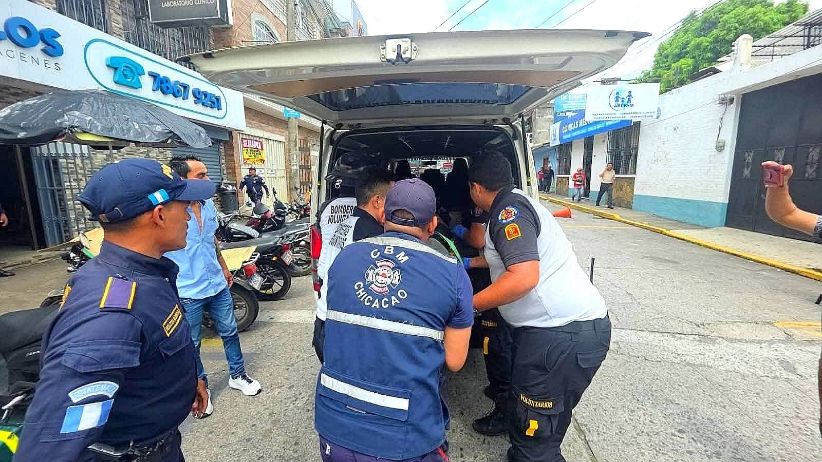 Socorristas trasladan a los heridos al Hospital Nacional de Mazatenango, luego del ataque en la clínica privada. (Foto Prensa Libre: Cortesía)