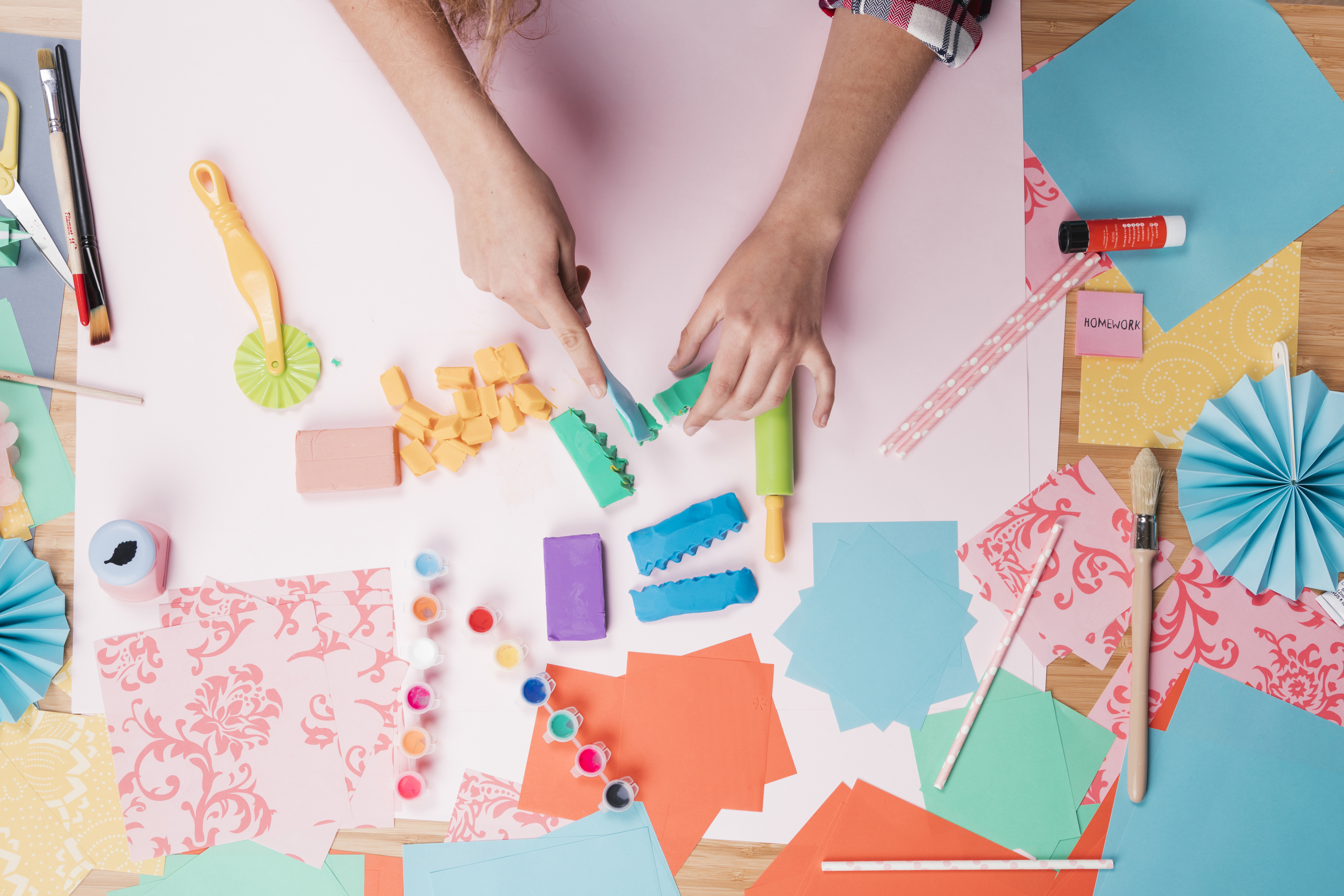 El lapbook transforma conceptos abstractos en materiales visuales y manipulables para aprender mejor. (Foto Prensa Libre: Freepik)