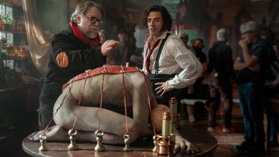 Guillermo del Toro le explica a Oscar Issac como se imagina una escena.