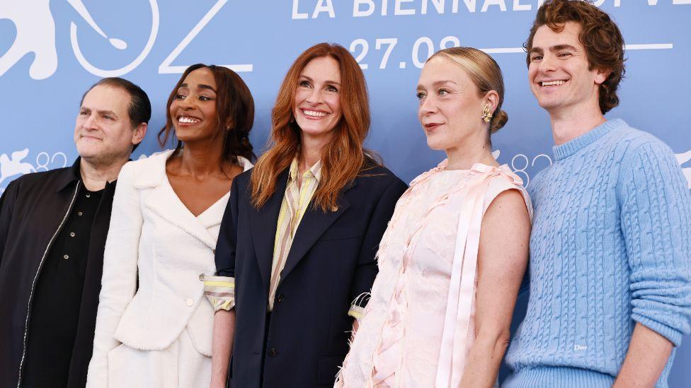 Michael Stuhlbarg, Ayo Edebiri, Julia Roberts, Chloë Sevigny y Andrew Garfield posan juntos en el Festival de Venecia.  