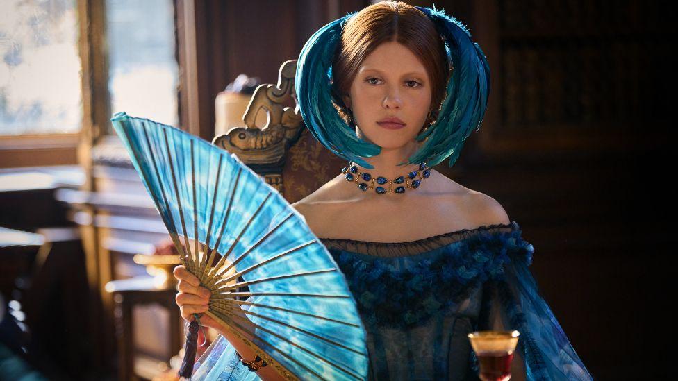 Mia Goth como Elizabeth