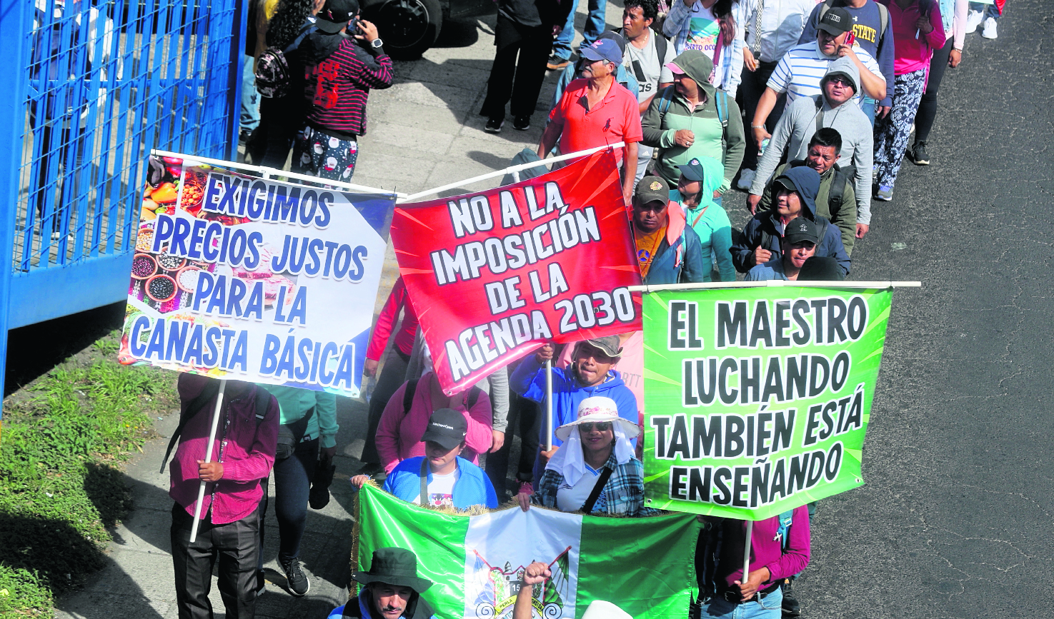 MARCHA MAESTROS, STEG. Dentro del marco del barón y protestas que lleva a cabo el sindicato del magisterio (STEG), se convocó a una marcha pacífica entre los agremiados del interior del país. Se dio cobertura a la marcha proveniente de Occidente desde que salió de Mixco y llegó a la Plaza Central. En la imagen, maestros marchas en Mixco, Calzada San Juan.Juan Diego González.  210725
