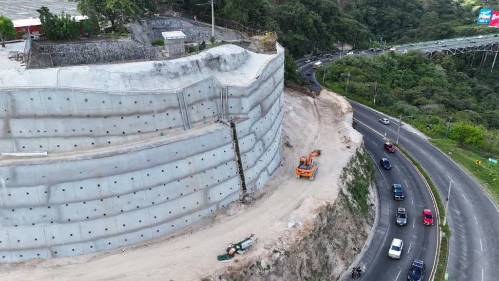 muro de contencion instalado en san cristobal mixco para prevenir derrumbes en la nueva carretera del corredor verde conectando mixco con zona 11 y periferico