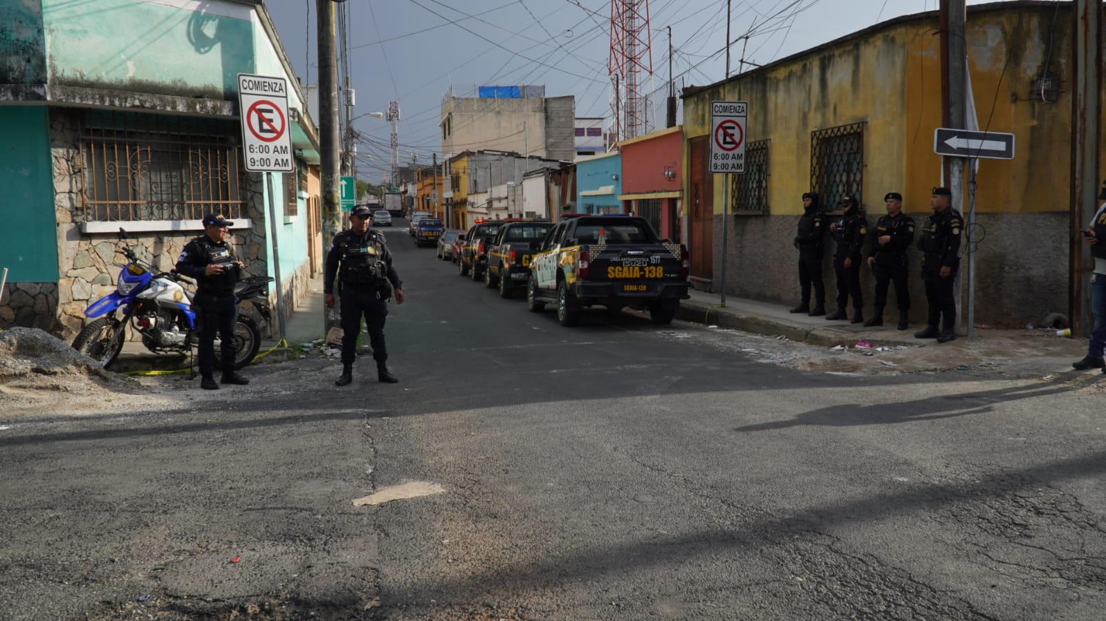 Agentes de la PNC patrullan calles del barrio El Gallito, zona 3, durante operativos de control tras el ataque armado del 24 de septiembre. (Foto Prensa Libre: PNC)