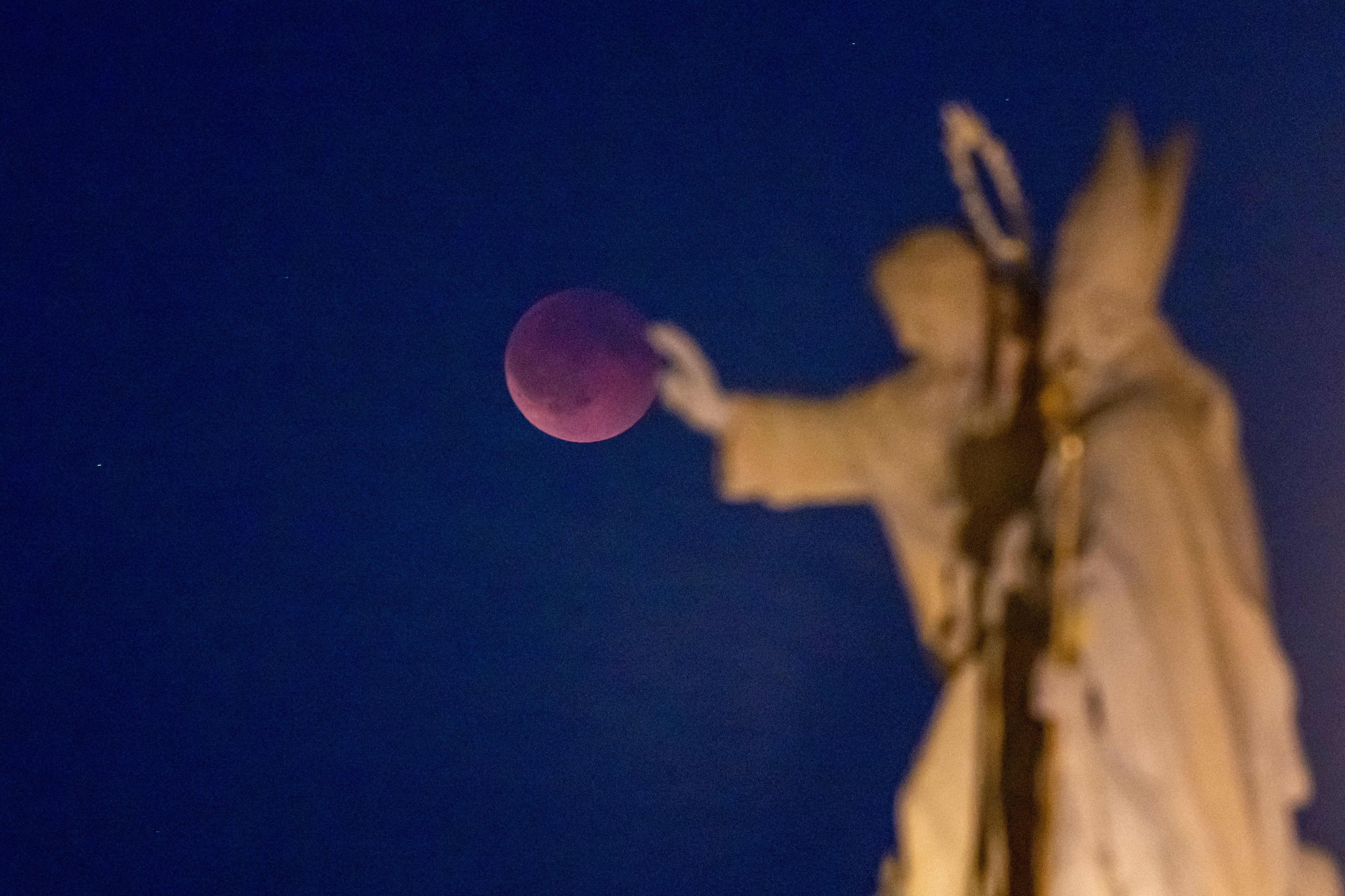 La "Luna de Sangre" se observa durante un eclipse total sobre el centro de Praga, República Checa.  (Foto Prensa Libre: EFE)