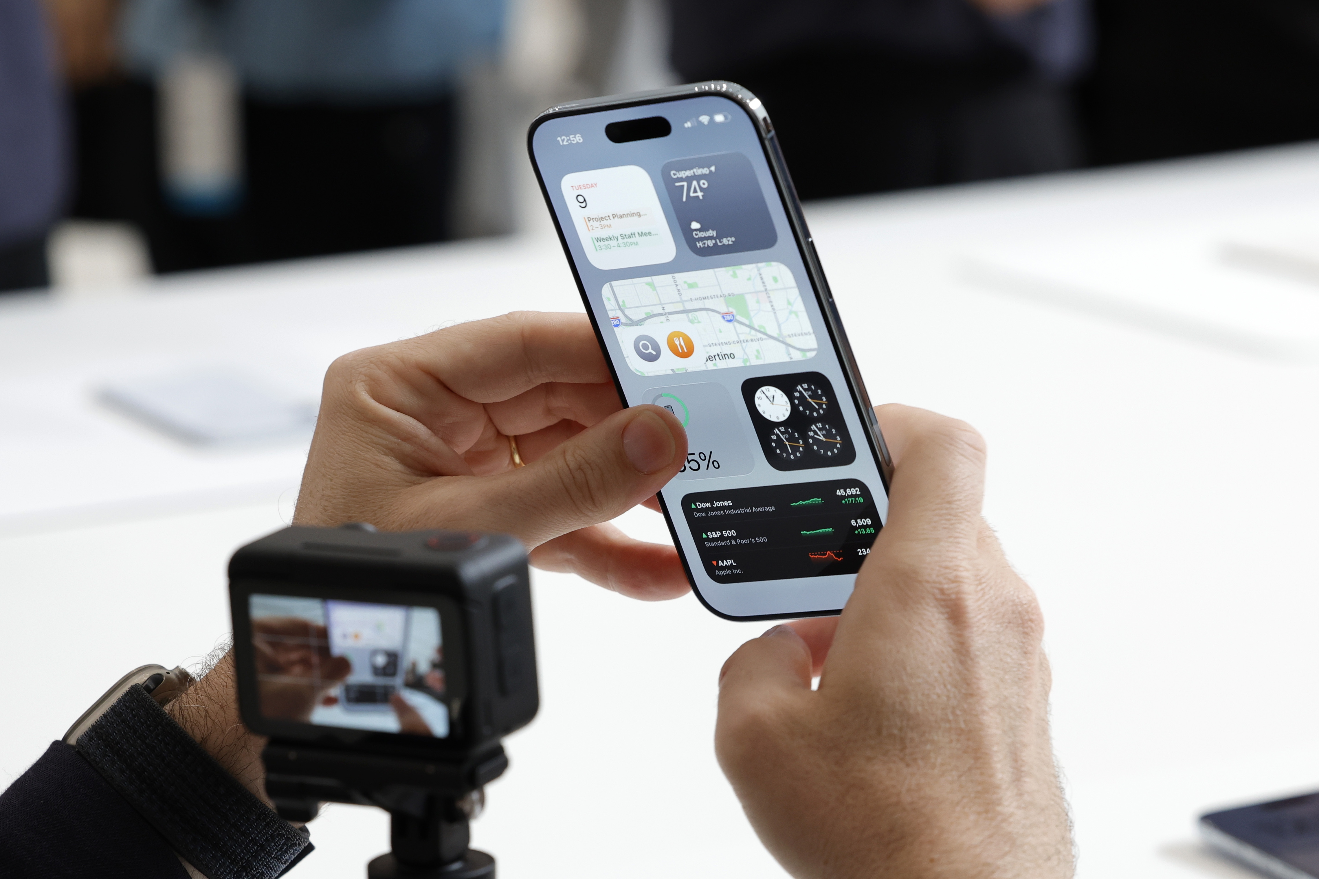 CUPERTINO (United States), 09/09/2025.- People interact with the new Apple iPhone Air at an Apple product launch event on the campus of Apple Park in Cupertino, California, USA, 09 September 2025. EFE/EPA/JOHN G. MABANGLO