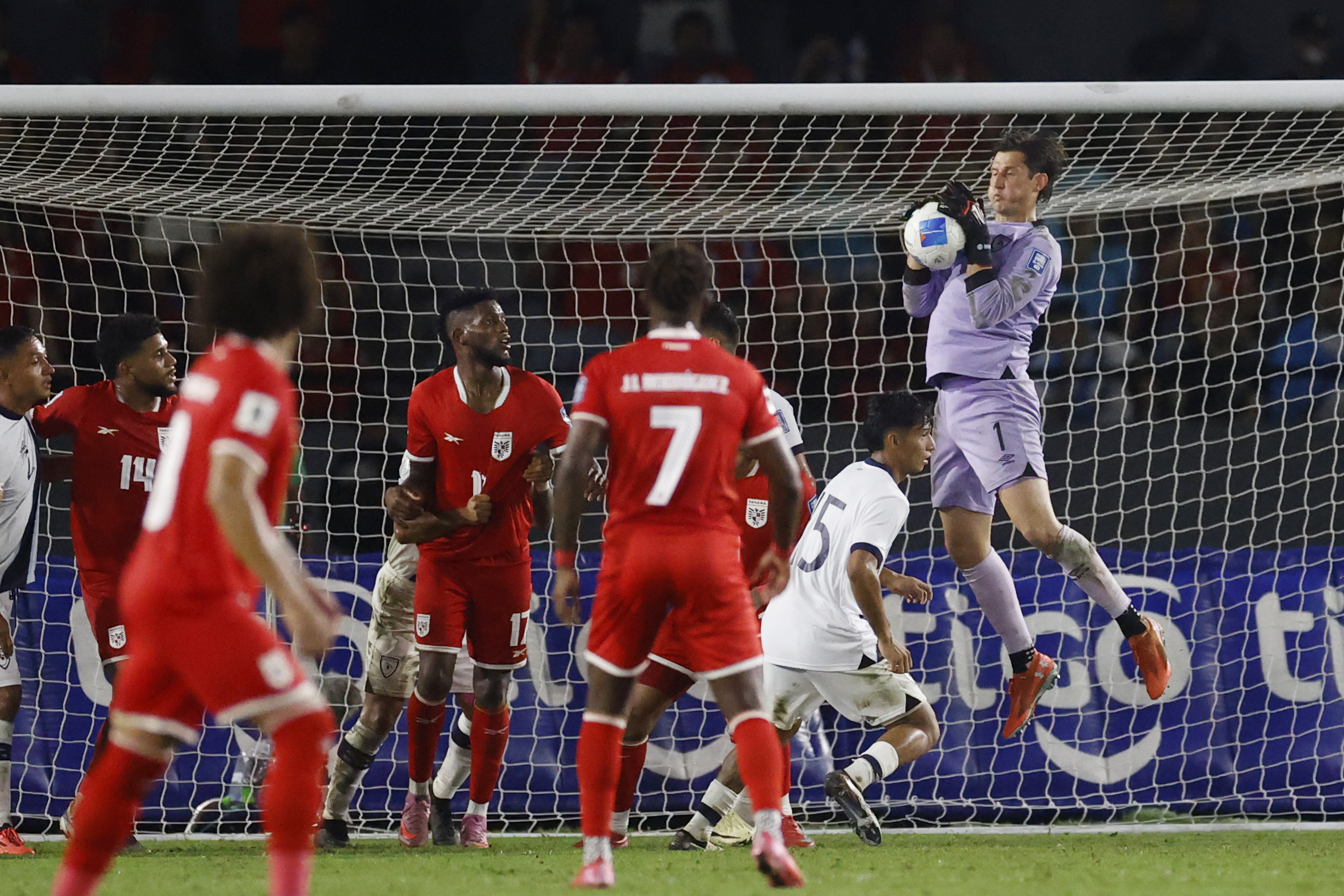 AME7696. CIUDAD DE PANAMÁ (PANAMÁ), 08/09/2025.- Nicholas Hagen de Guatema (d) controla el balón este lunes, en un partido por las eliminatorias a la Copa Mundial 2026 entre Panamá y Guatemala en el estadio Rommel Fernández, en Ciudad de Panamá (Panamá). EFE/ Bienvenido Velasco