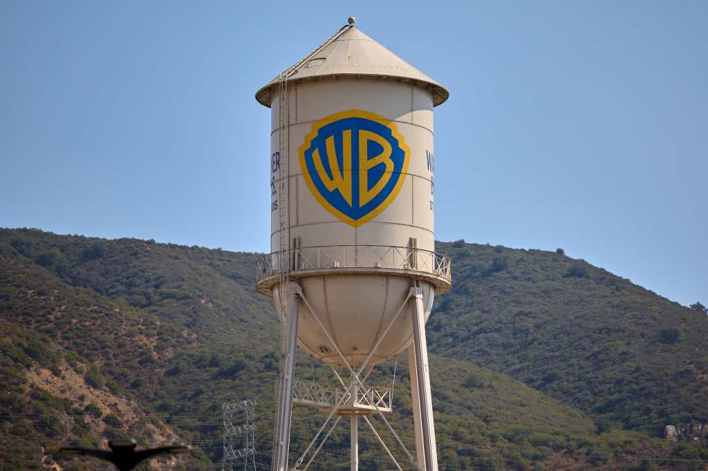 BURBANK (United States), 12/09/2025.- The Warner Bros. Studios water tower in Burbank, California, 11 September 2025. Paramount Skydance is preparing a bid for Warner Brothers Discovery, which owns HBO, CNN, and the Warner Bros. movie studio, according to people with knowledge of the plans. A merger of the two would unite two of the biggest movie studios and two of the most influential news networks, CBS News and CNN. EFE/EPA/ALLISON DINNER