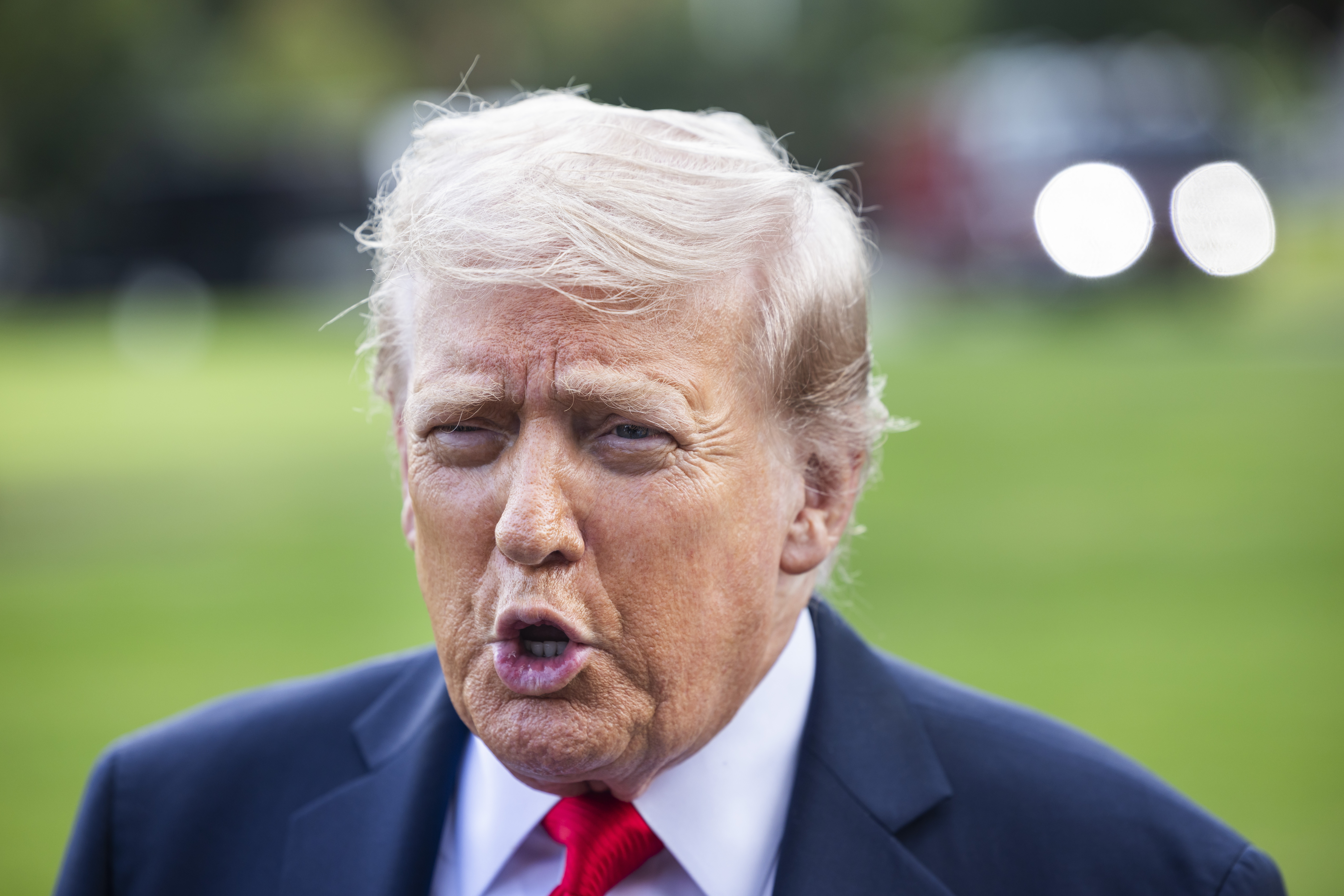 WASHINGTON (United States), 11/09/2025.- US President Donald Trump speaks to reporters about the murder of Turning Point founder Charlie Kirk as he leaves the White House for New York City in Washington, DC, USA, 11 September 2025. Trump said law enforcement was making big progress towards finding the killer. (Nueva York) EFE/EPA/JIM LO SCALZO