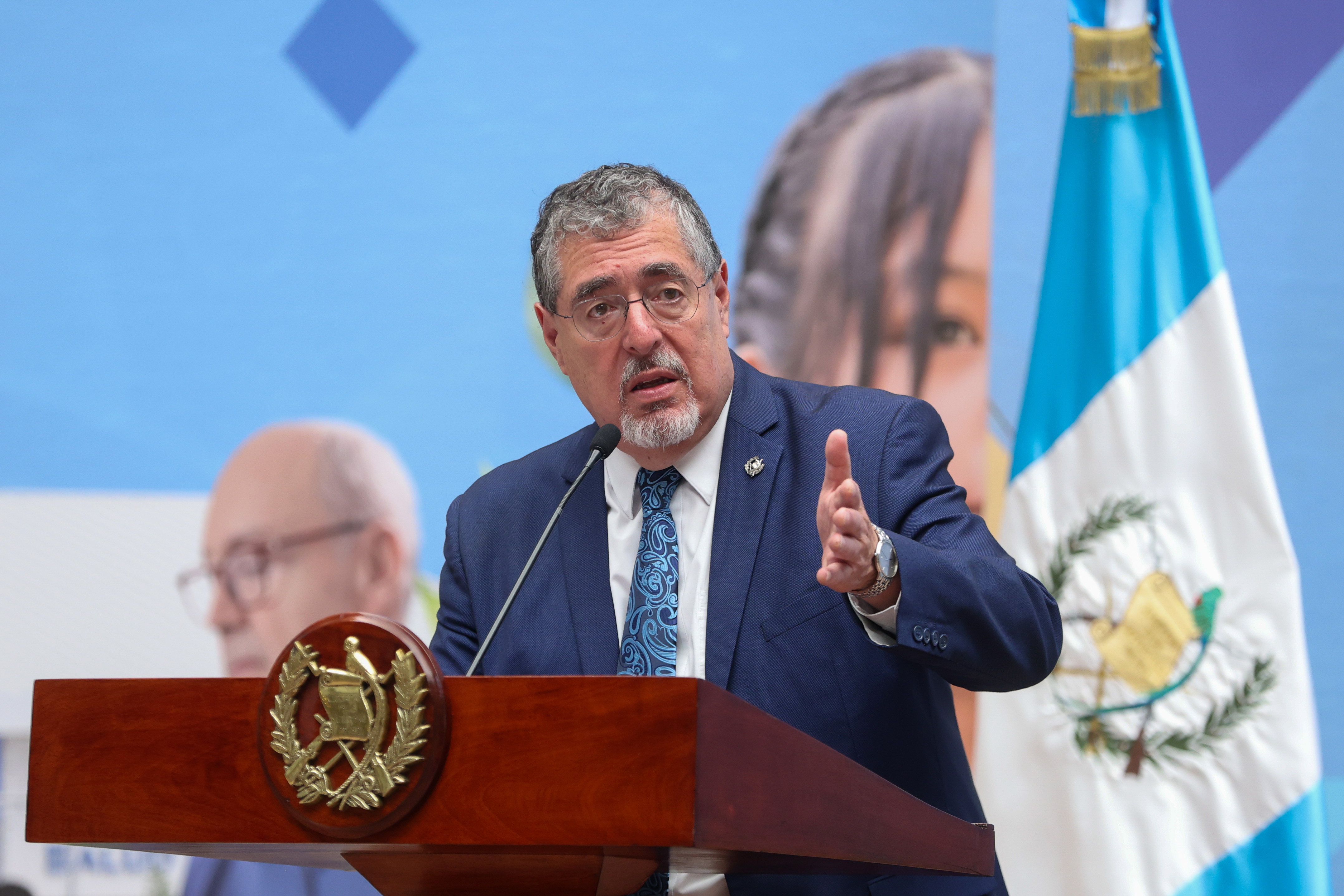 AME159. CIUDAD DE GUATEMALA (GUATEMALA), 16/09/2025.- El presidente de Guatemala, Bernardo Arévalo de León, habla durante una rueda de prensa este martes, en el Palacio Nacional de la Cultura, en Ciudad de Guatemala (Guatemala). Arévalo de León confirmó su participación en la Asamblea General de la Organización de Naciones Unidas (ONU) y luego en una cumbre de jefes de Estado en Nueva York para renovar el compromiso con la democracia a nivel mundial. EFE/ Mariano Macz