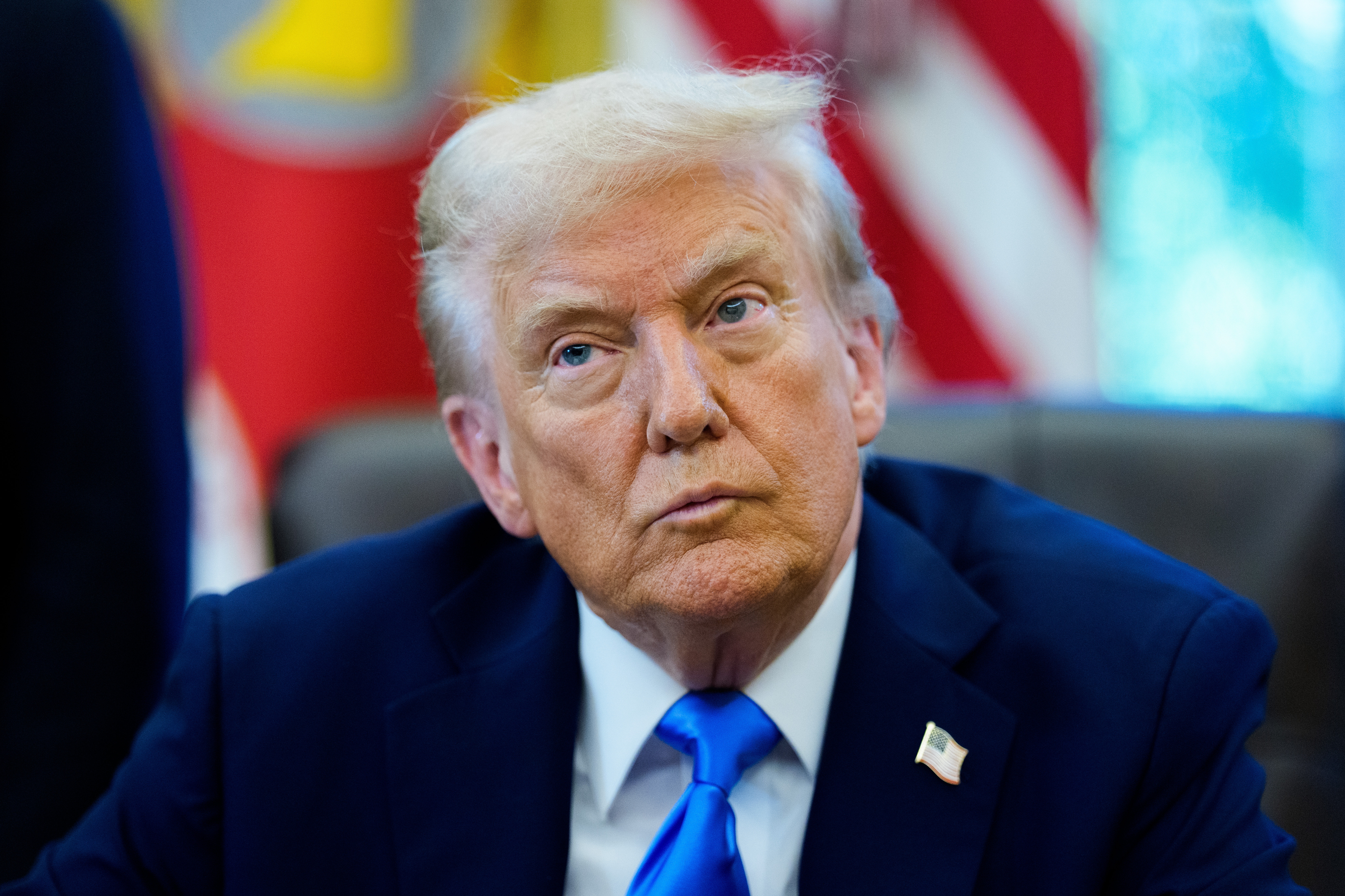 Según la proclamación firmada por Trump, el H-1B, visado de no inmigrante que permite a empleadores de EE.UU. contratar temporalmente a extranjeros en ocupaciones especializadas