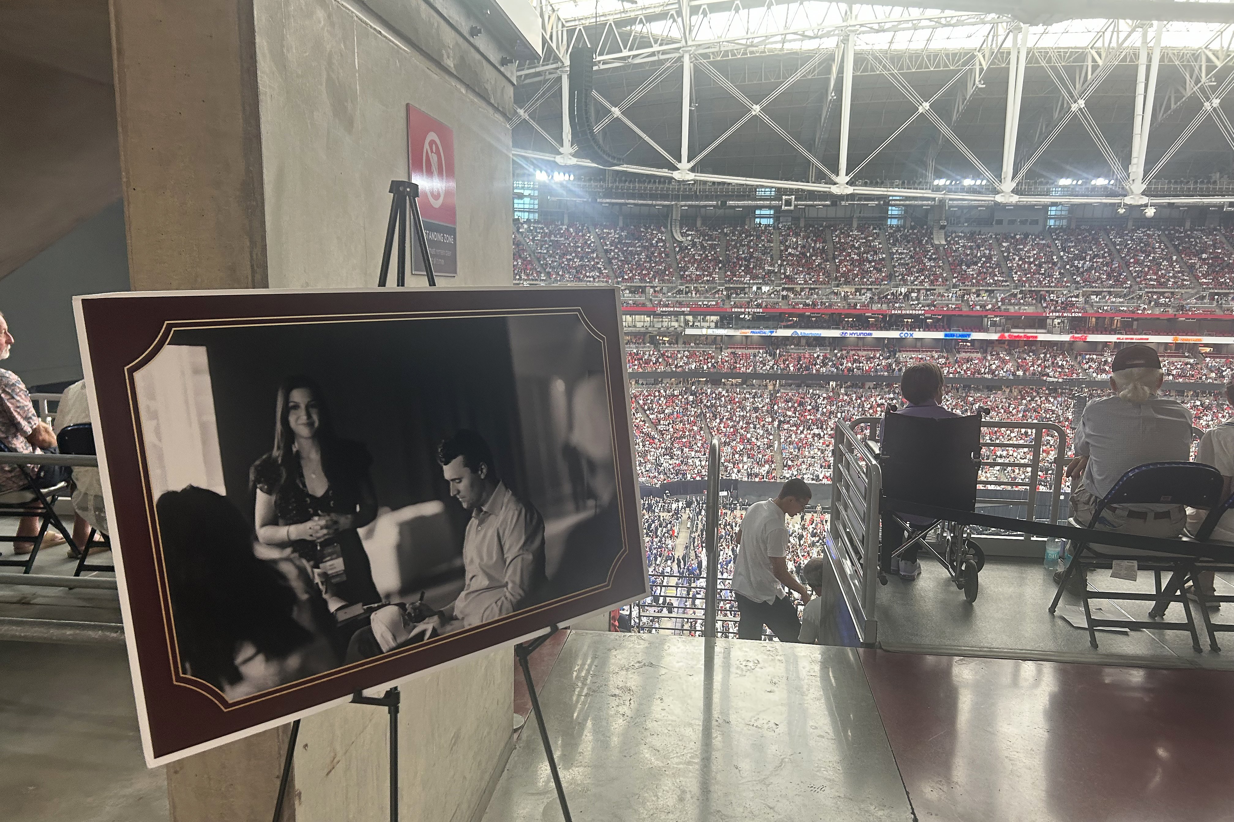 AME1519. GLENDALE (ESTADOS UNIDOS), 21/09/2025.- Fotografía que muestra un cuadro con la imagen de Charlie Kirk este domingo, durante su funeral en el Estadio State Farm, en Glendale (Estados Unidos). Las exequias en memoria del activista ultraconservador Charlie Kirk, recientemente asesinado, arrancaron en el Estadio State Farm de Arizona con la presencia de decenas de miles de seguidores y la pompa y la envergadura propias de un gran funeral de Estado. EFE/ Mónica Rubalcava