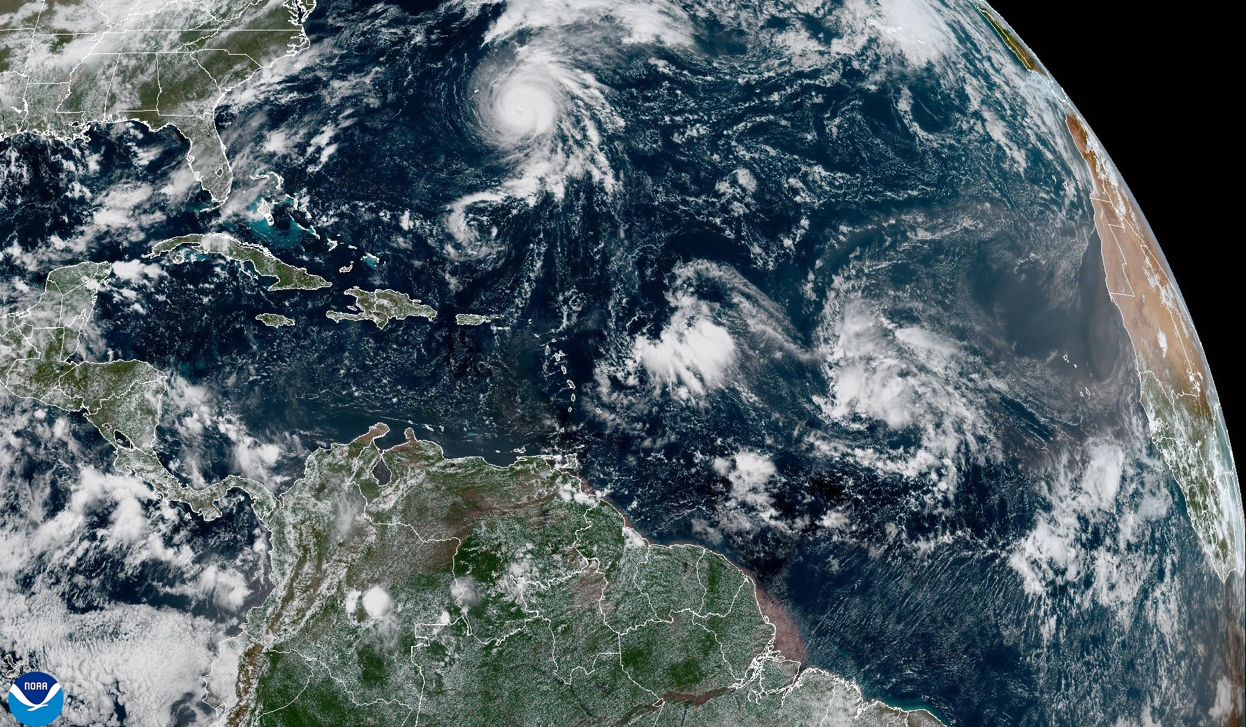 Fotografía satelital de la ubicación de huracán Gabrielle en el Atlántico, tomada por el Centro Nacional de Huracanes. (Foto Prensa Libre: EFE). 
