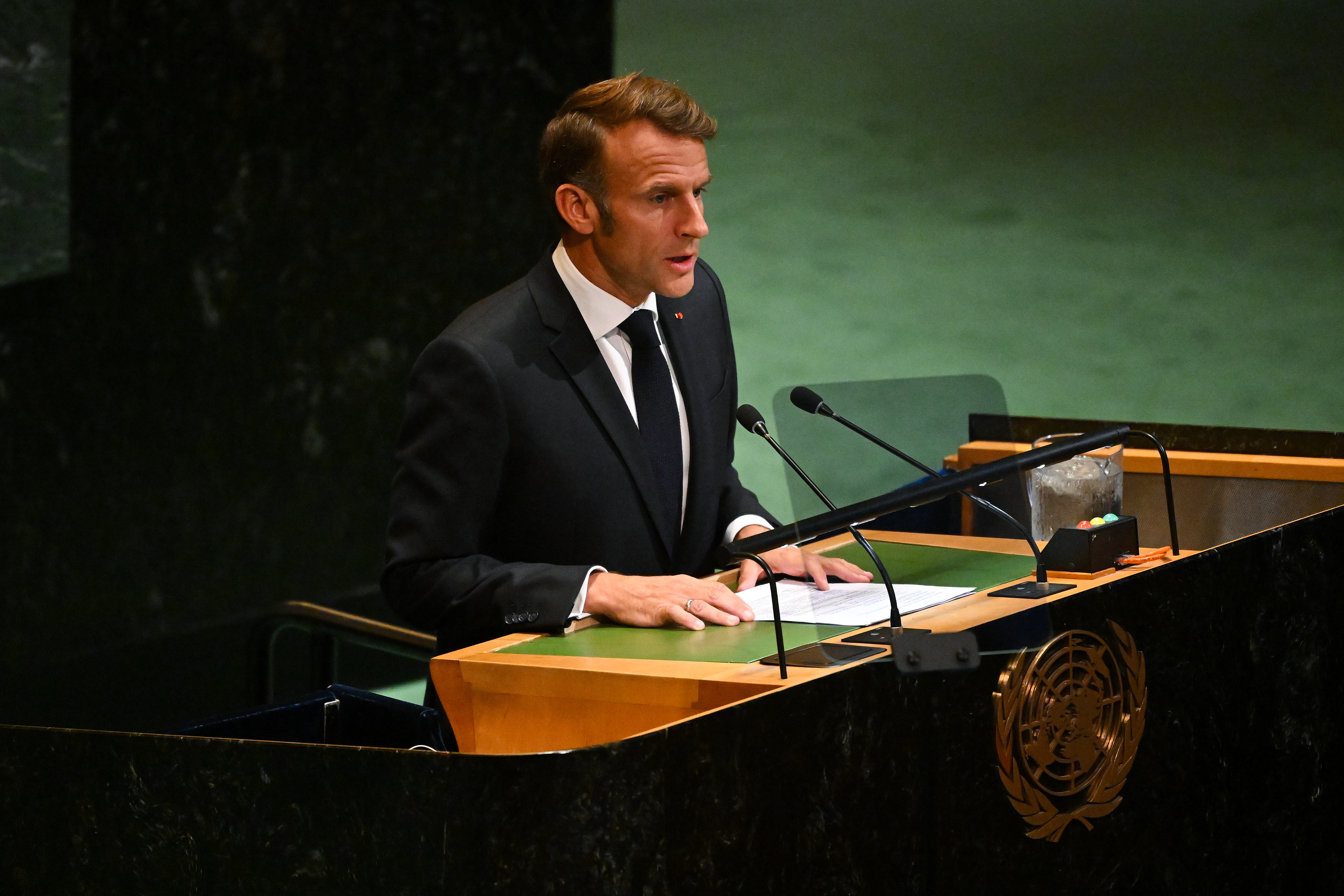 Emmanuel Macron habla ante la Asamblea General de la ONU sobre el conflicto en Palestina, el mismo día que fue retenido por la Policía en Nueva York.
(Foto Prensa Libre: EFE).