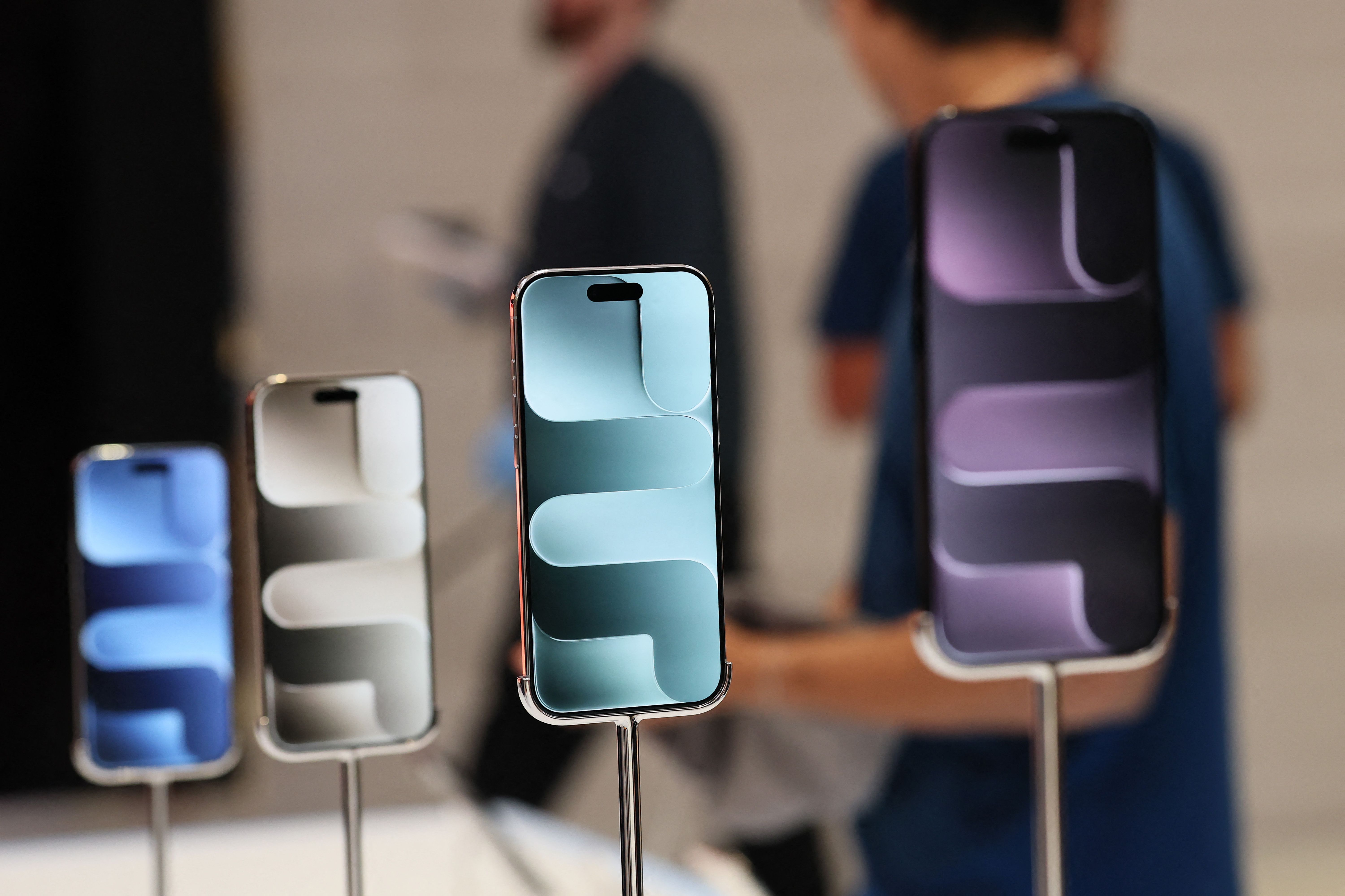 NEW YORK, NEW YORK - SEPTEMBER 19: The new iPhone Air phones are displayed at the Fifth Avenue Apple Store on new product launch day on September 19, 2025 in New York City. Apple CEO Tim Cook and Deirdre OBrien Apples Senior Vice President of Retail and People greeted customers as they arrived for Apple's global launch of the new iPhone 17 Pro, iPhone 17 Pro Max, and iPhone Air, as well as a new Apple Watch and AirPods models began selling countrywide. Michael M. Santiago/Getty Images/AFP (Photo by Michael M. Santiago / GETTY IMAGES NORTH AMERICA / Getty Images via AFP)