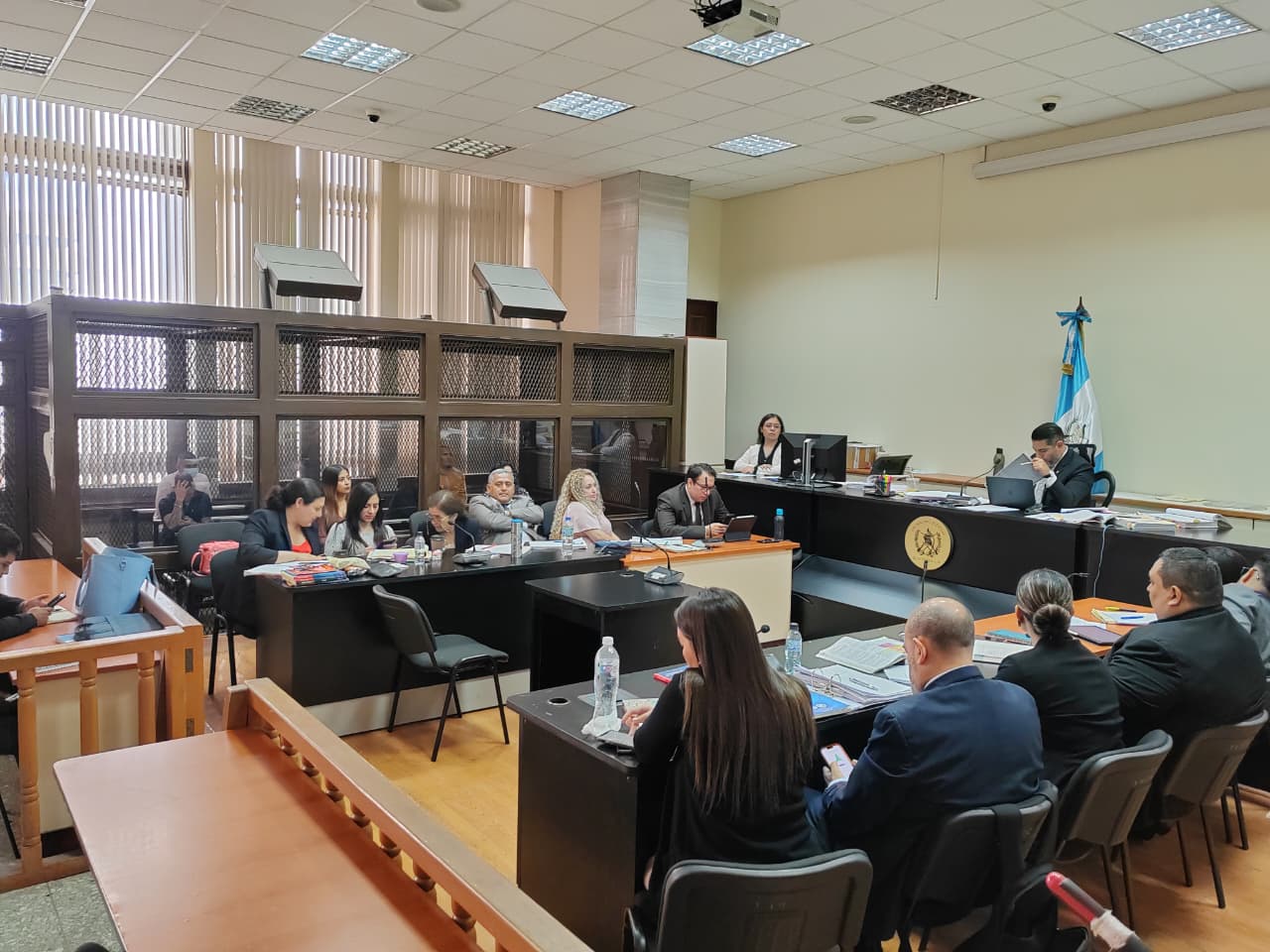 Ocho presuntos integrantes de “Los Mexicanos” escuchan la resolución del juez Eduardo Orozco durante la audiencia en el Juzgado de Mayor Riesgo B. (Foto Prensa Libre: Emilio Chang)