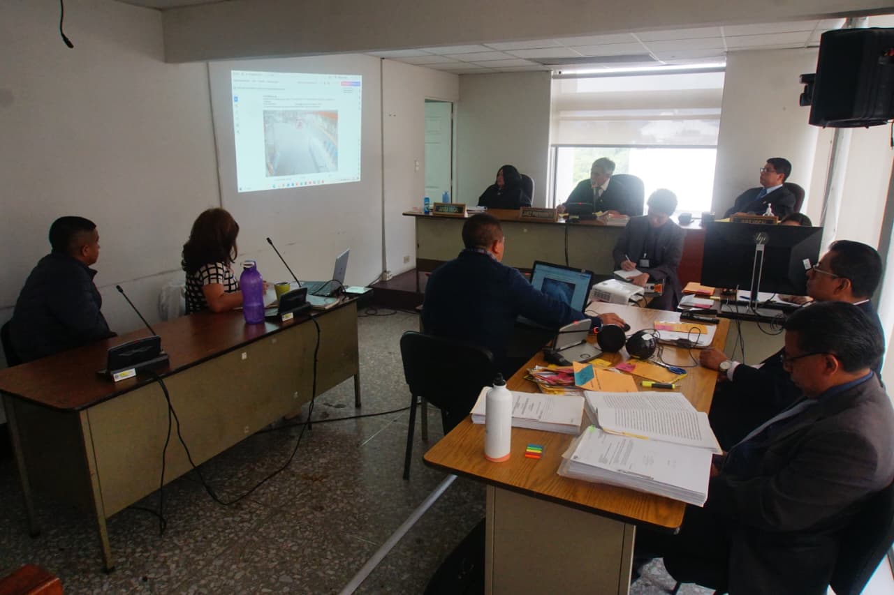 Carlos Roberto López Ortiz comparece en el Tribunal Décimo de Sentencia Penal, donde enfrenta juicio junto a Marcos Daniel Zunún por el asesinato del creador de contenido Farruko Pop. (Foto Prensa Libre)