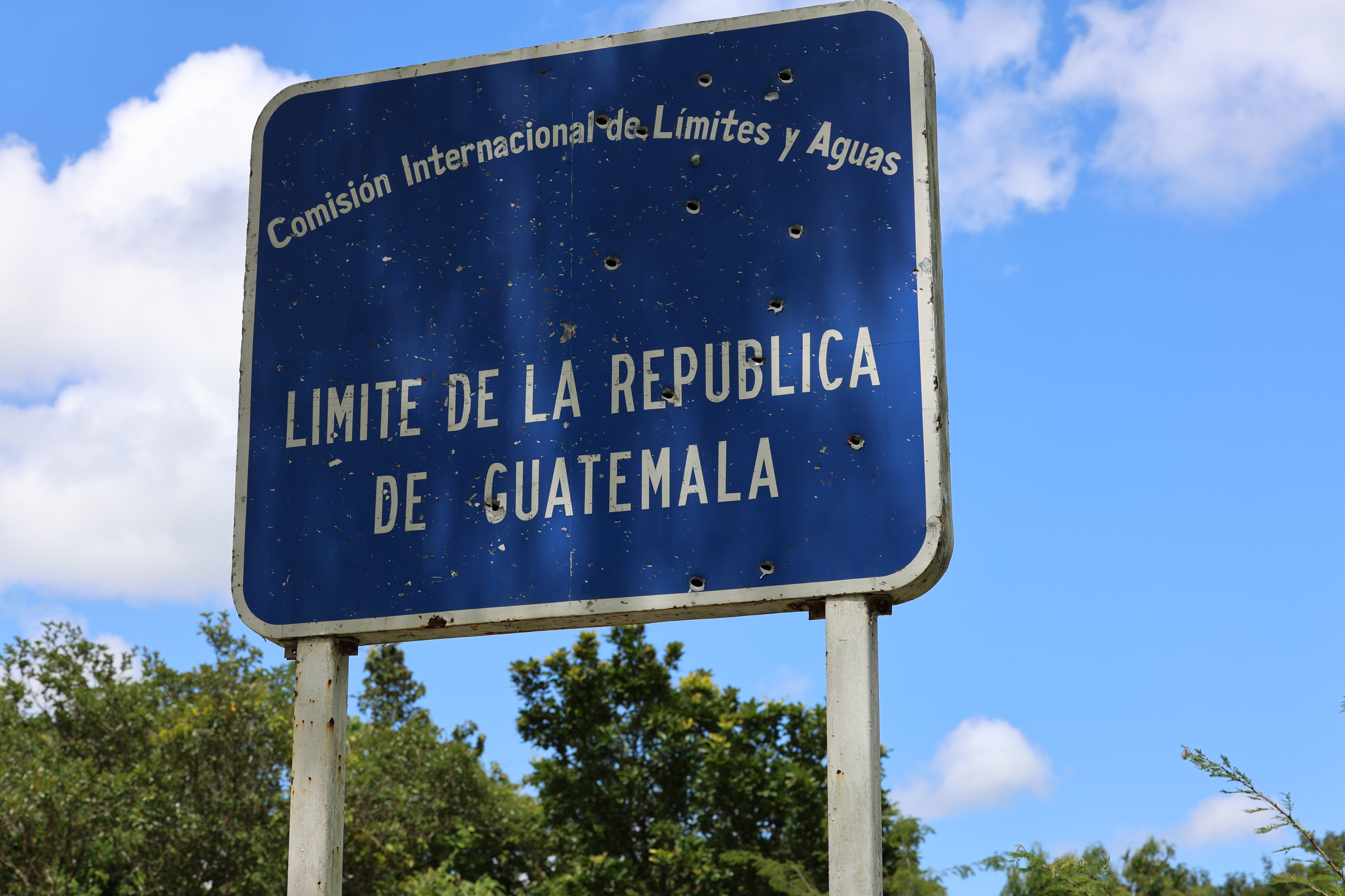 Un cartel marca el límite entre Guatemala y México, en un punto fronterizo cercano a comunidades afectadas por la violencia del narcotráfico en Chiapas. (Foto Prensa Libre: IGM)