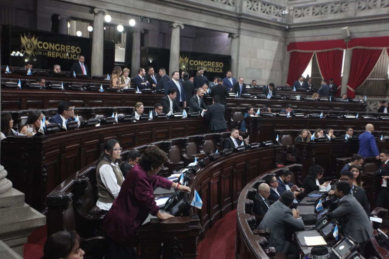 Diputados discuten en el pleno el punto resolutivo que exhorta al Ejecutivo a declarar terroristas al Barrio 18 y a la Mara Salvatrucha. (Foto Prensa Libre: Daniel Samayoa)
