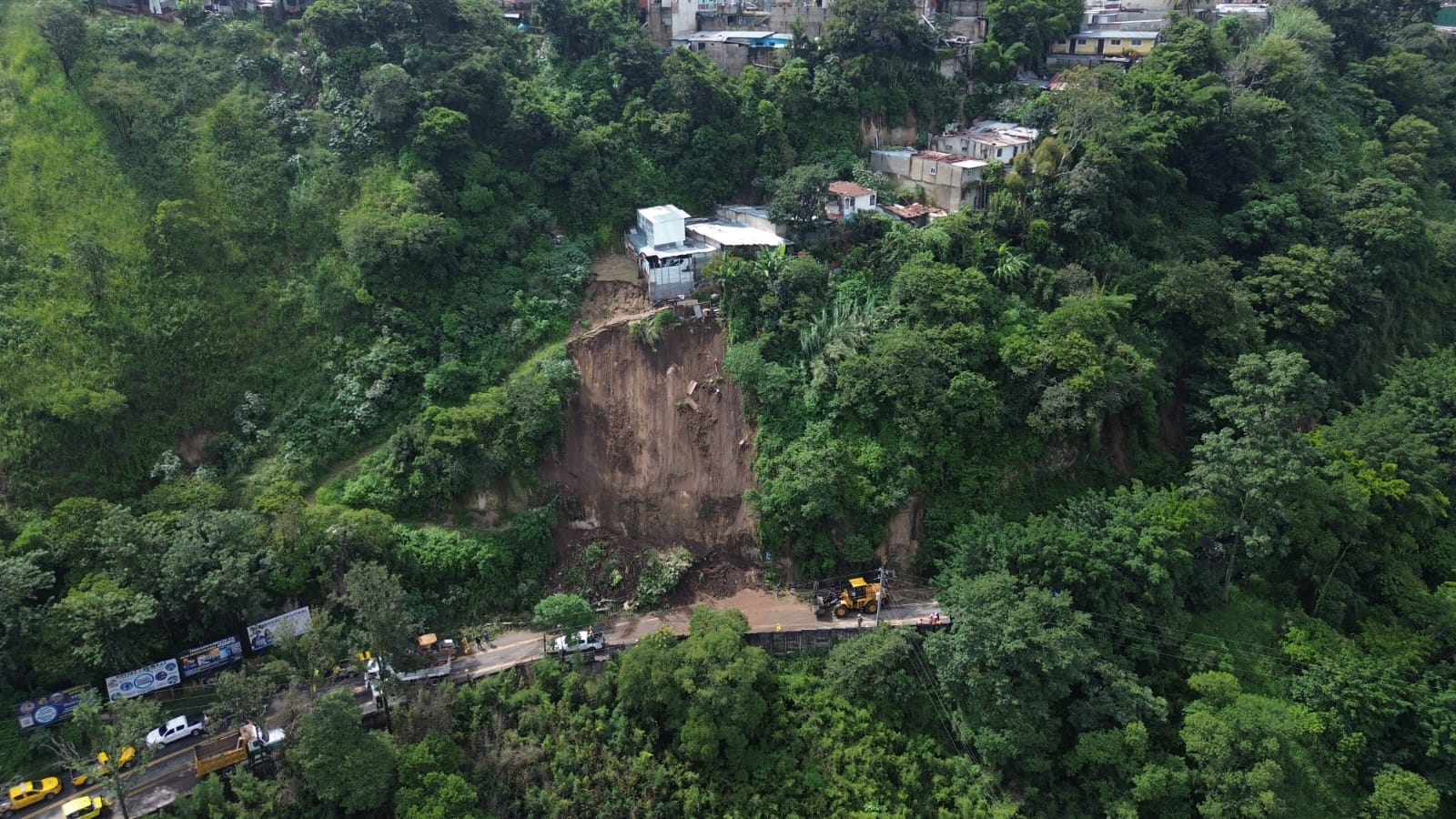 Deslizamiento en el kilómetro 11 de la ruta a Boca del Monte, Villa Canales, el 23 de septiembre. (Foto Prensa Libre: Conred)