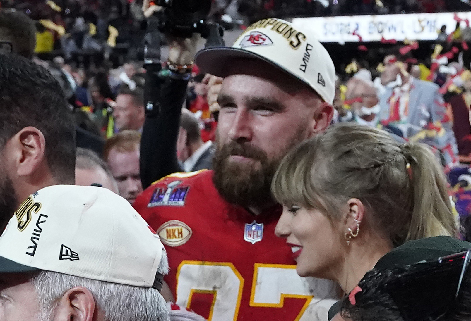 Travis Kelce, y la cantautora estadounidense Taylor Swift anunciaron recientemente su compromiso en matrimonio.  (Foto Prensa Libre: AFP)