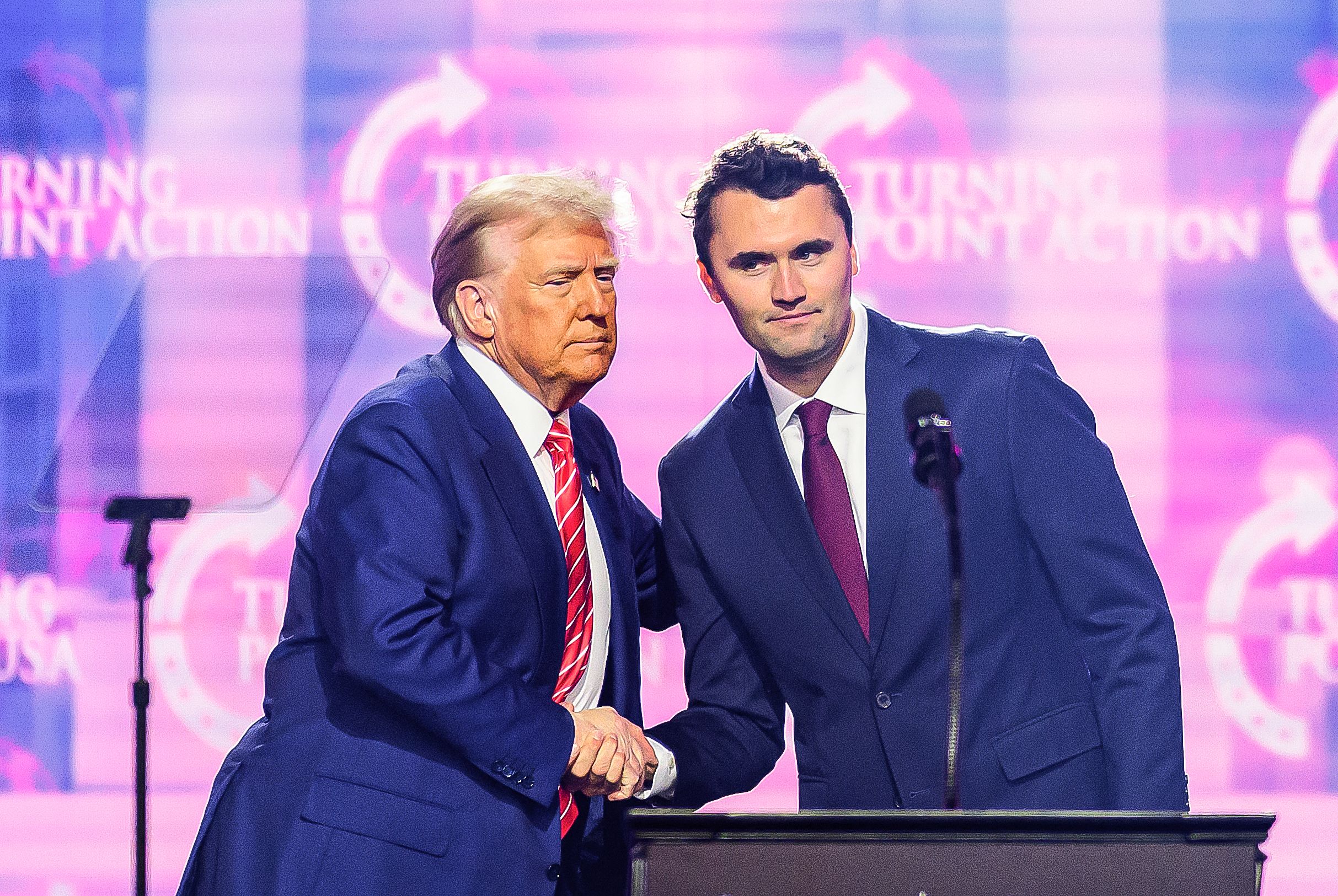 El activista de derecha Charlie Kirk (der.) habla en el escenario con el presidente Donald Trump en el America Fest 2024 en Phoenix, Arizona, el 22 de diciembre de 2024. (Foto Prensa Libre: AFP)