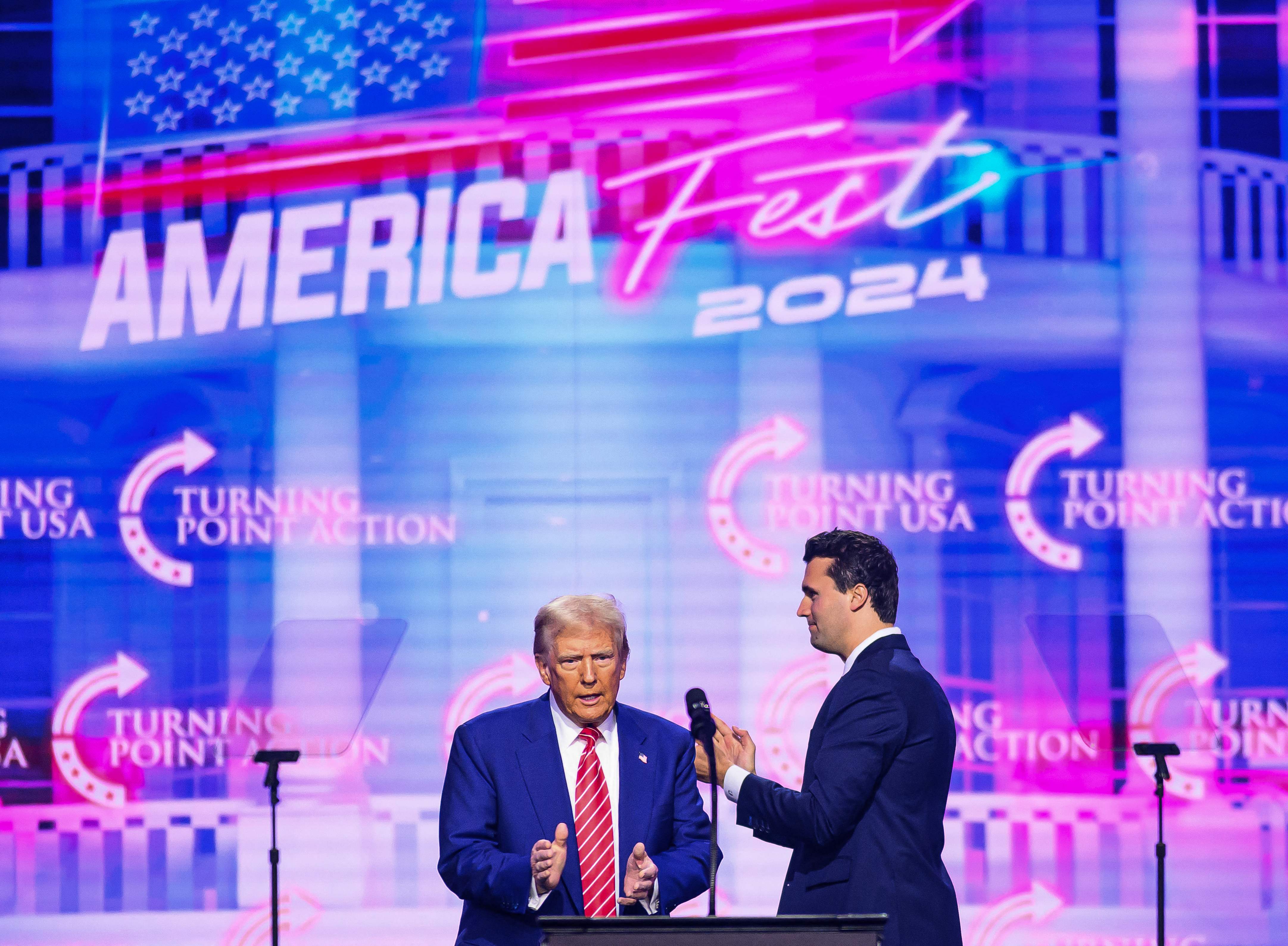 Charlie Kirk, aliado de Donald Trump, durante America Fest 2024 en Phoenix. El activista conservador fue asesinado el 10 de septiembre de 2025. (Foto Prensa Libre: AFP)