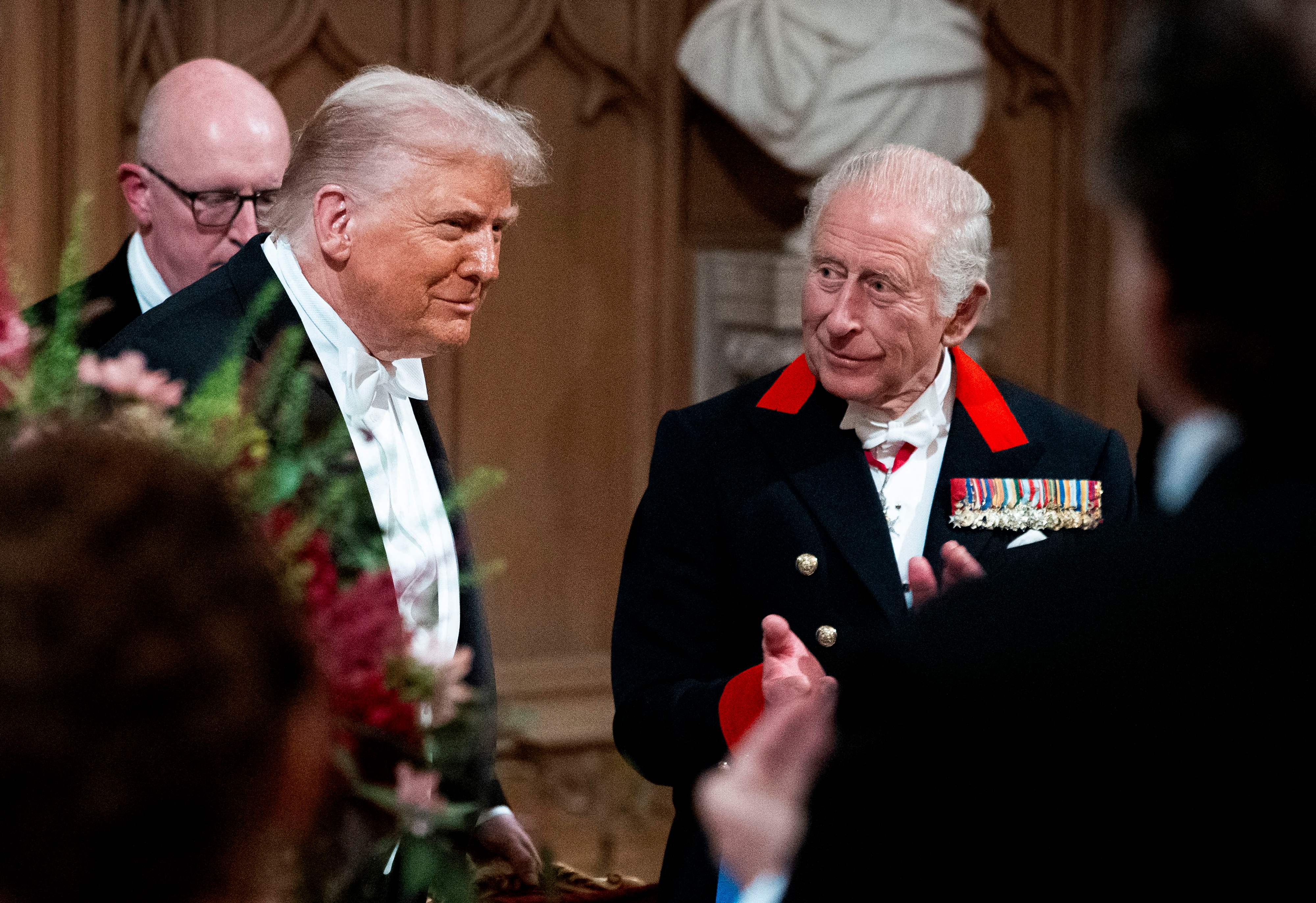 Presidente de Estados Unidos, Donald Trump, y el rey Carlos III aparecen juntos, después de leer sus discursos. (Foto Prensa Libre: AFP).