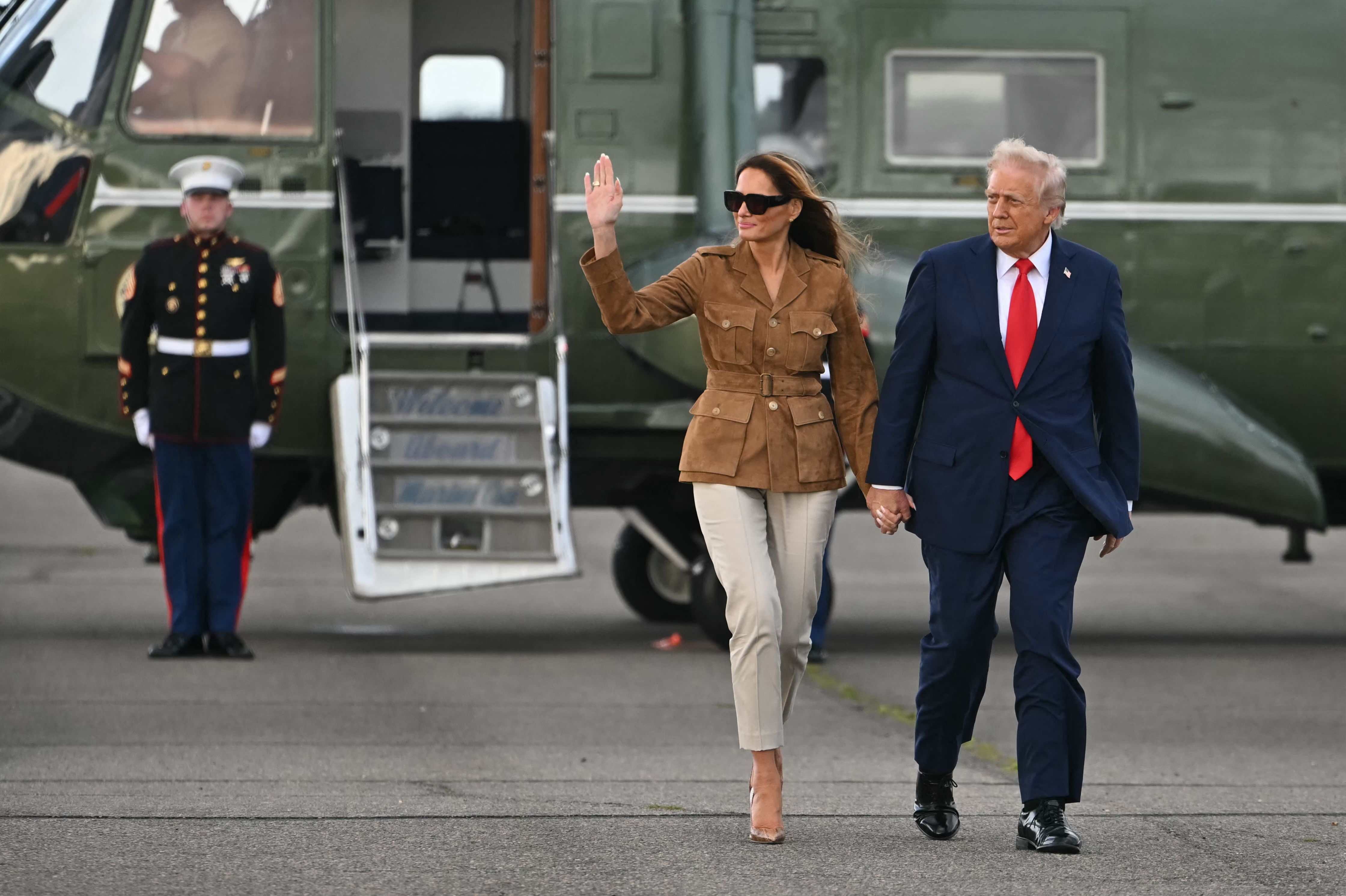 Presidente de Estados Unidos, Donald Trump, y la primera dama, Melania Trump, cruzan la pista hacia el Air Force One, en el aeropuerto de Stansted, al finalizar la segunda visita de Estado del presidente a Reino Unido. (Foto Prensa Libre: AFP).   