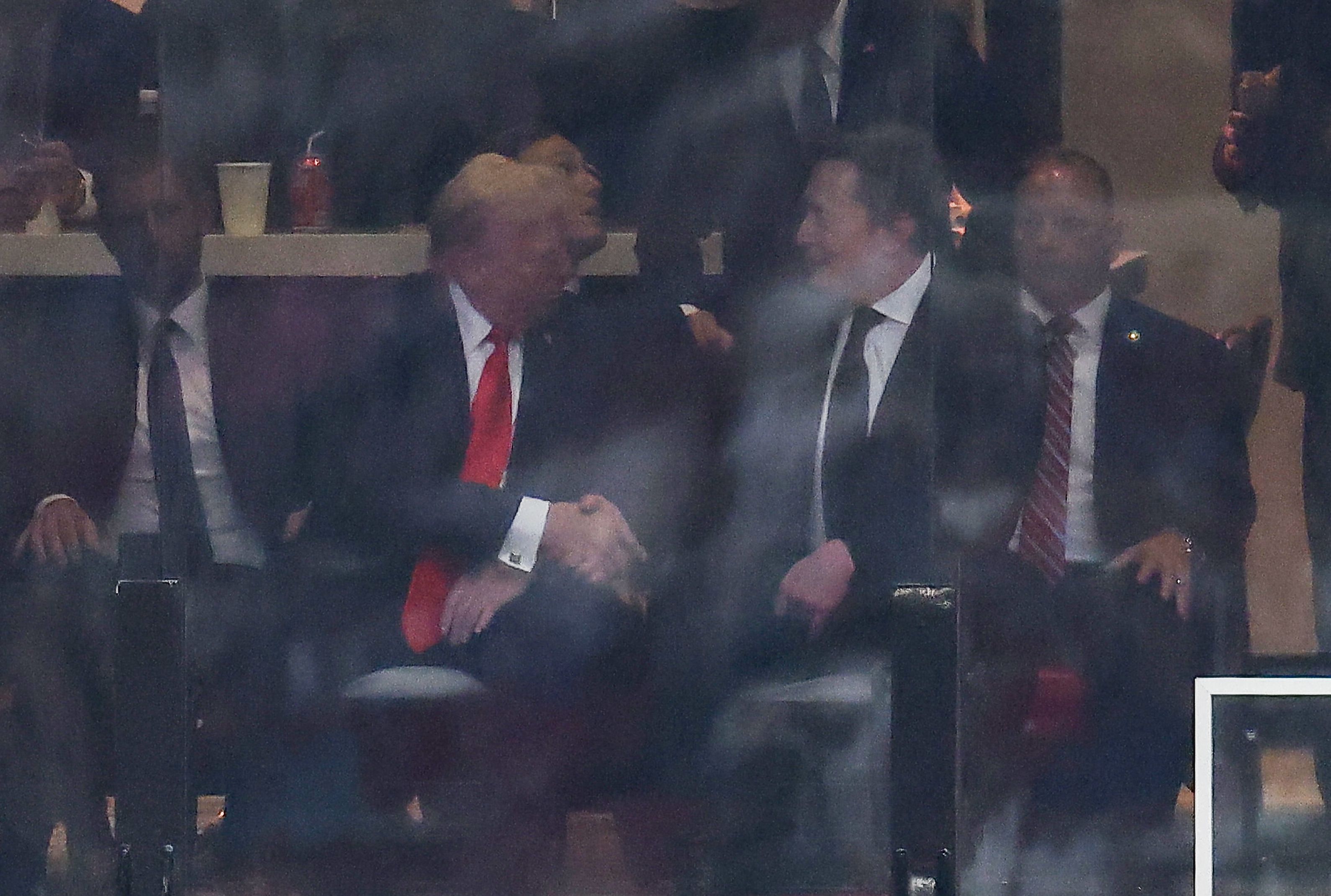 Presidente de Estados Unidos, Donald Trump, y CEO de Tesla se dan la mano durante el memorial para activista de derecha Charlie Kirk, en el Estadio State Farm, el domingo 21 de septiembre. (Foto Prensa Libre: AFP).