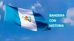 Desde 1823, Guatemala ha tenido seis diseños de bandera que reflejan su historia política y social. El 17 de agosto de 1871 se estableció el emblema actual con tres franjas verticales —azul, blanco y azul— y el Escudo de Armas al centro, símbolo que desde entonces representa la independencia y soberanía nacional.