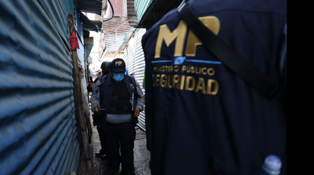 Agentes de la PNC y personal del MP realizan allanamientos en el barrio El Gallito, zona 3, como parte de las investigaciones contra estructuras criminales. (Foto Prensa Libre: MP)