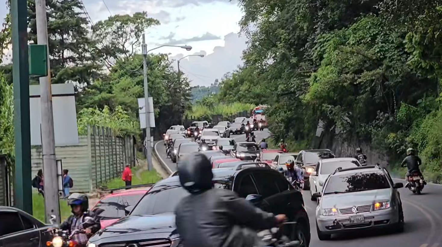 Conductores enfrentan largas filas para salir de Villa Canales por el cierre en Boca del Monte. (Foto Prensa Libre: Captura de pantalla)