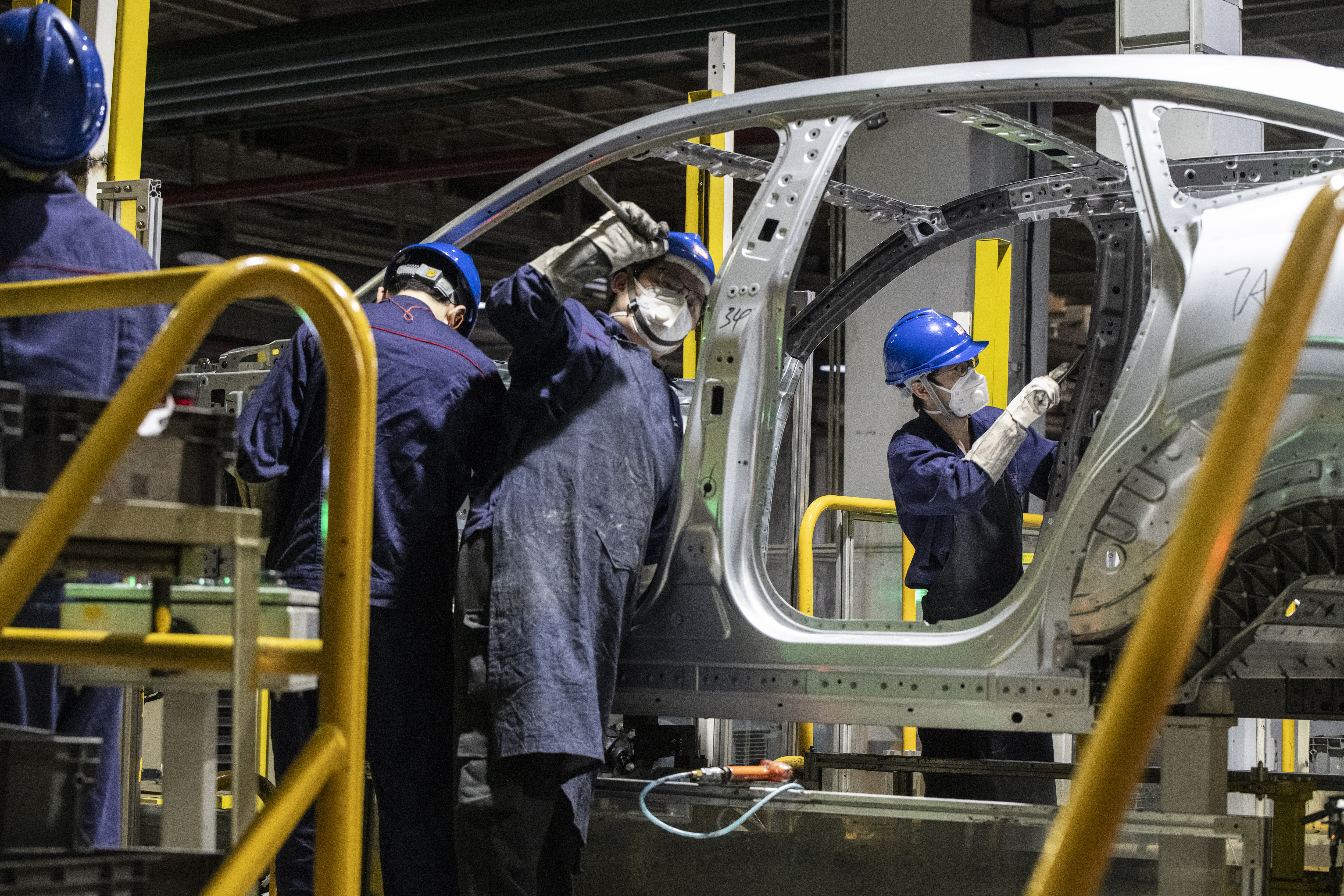 Empleados de una fábrica de automóviles eléctricos en China.