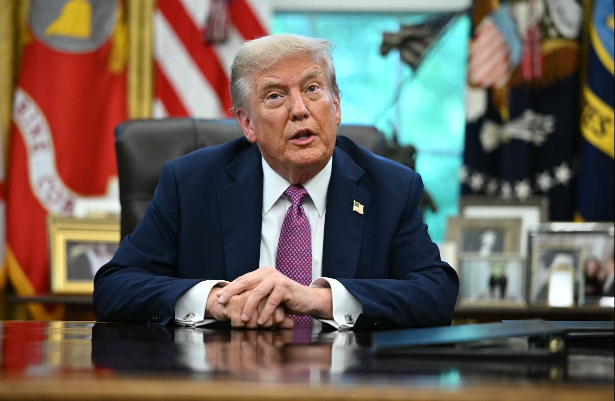 Donald Trump habla a los reporteros de la Casa Blanca, este viernes. (Foto Prensa Libre: AFP)