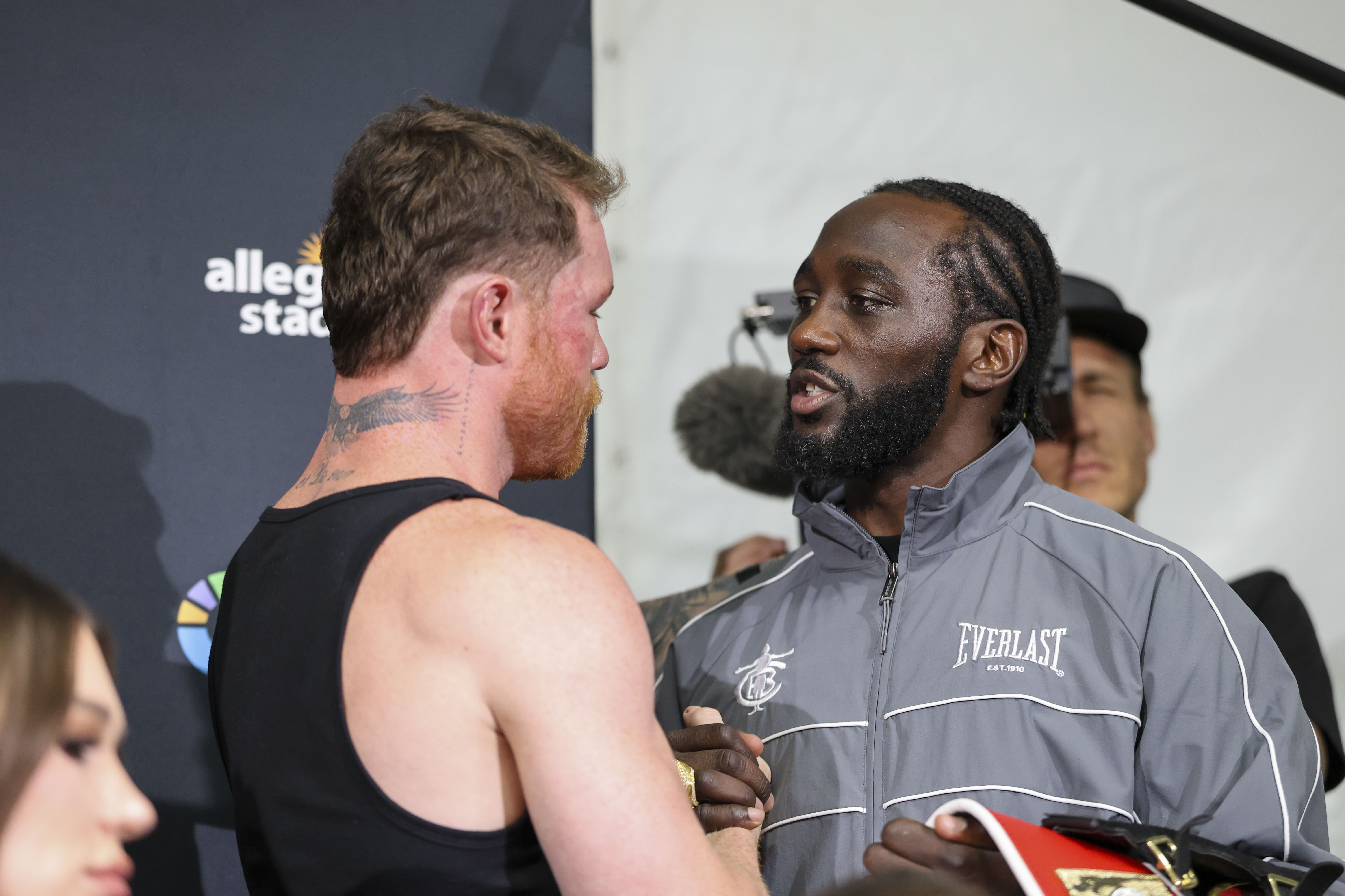 LAS VEGAS (ESTADOS UNIDOS), 14/09/2025.- El boxeador estadounidense Terence Crawford (d) junto al mexicano Saúl 'Canelo' Álvarez durante la rueda de prensa posterior al combate que se ha celebrado este sábado, en el Allegiant Stadium en Las Vegas (EE.UU.). Crawford ha derrotado al mexicano Saúl 'Canelo' Álvarez por voto unánime y le ha arrebatado sus títulos mundiales. EFE/ Octavio Guzmán