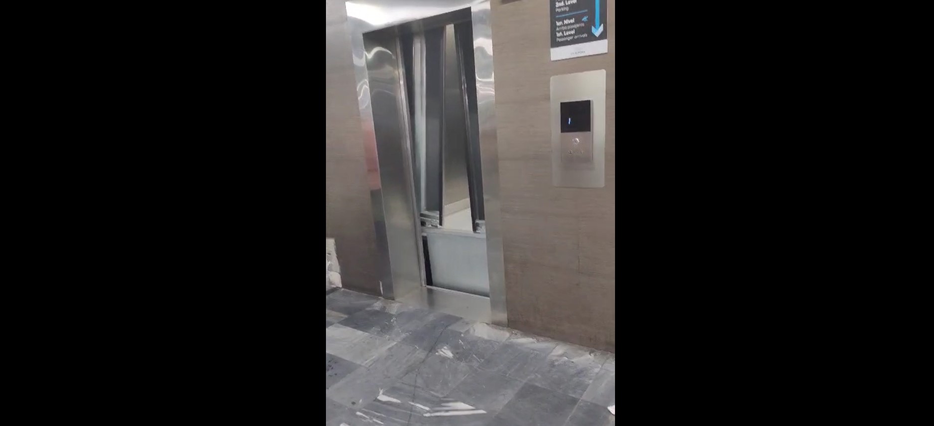 Personal de emergencia libera a pasajeros atrapados en un elevador del parqueo del Aeropuerto Internacional La Aurora. (Foto Prensa Libre: Captura de pantalla)