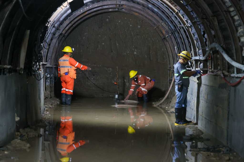 Trabajadores dentro de la bóveda instalan drenajes para evitar acumulación de agua.