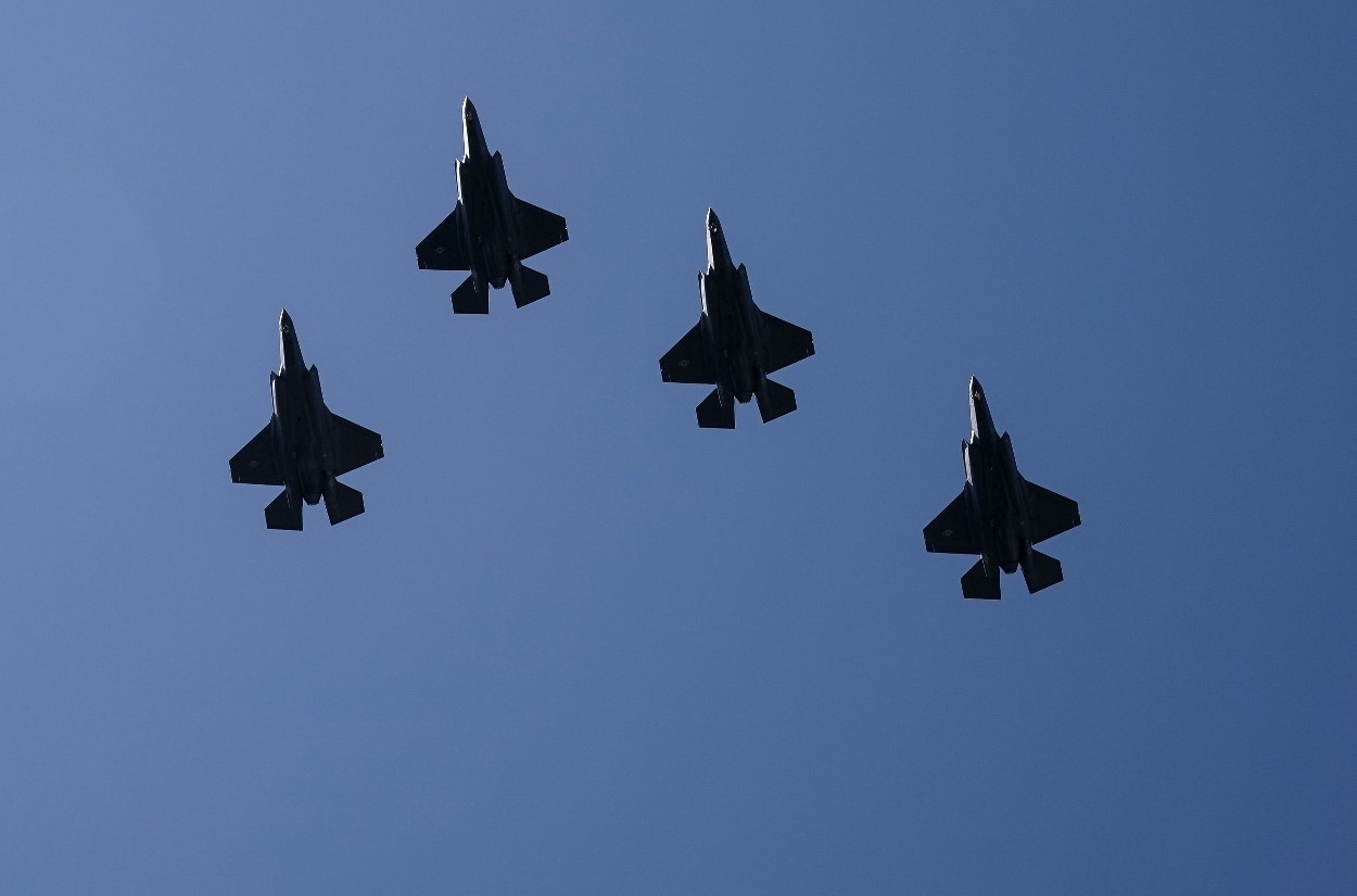 Prototipo de aviones caza F-35 que EE. UU. desplegará tras el sobrevuelo de aeronaves venezolanas sobre un buque en el Caribe. (Foto Prensa Libre: AFP)