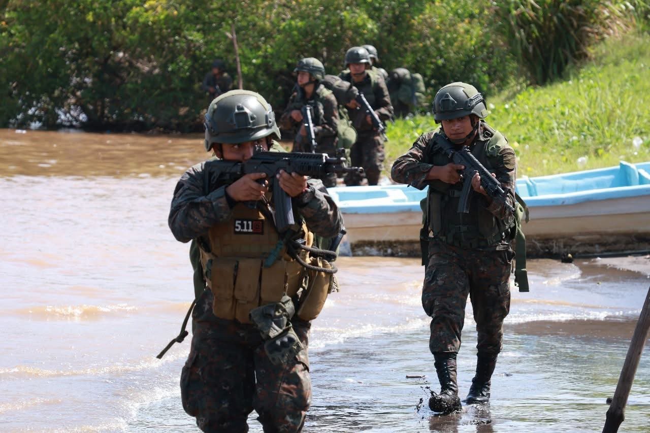 Soldados guatemaltecos patrullan una zona fronteriza, en una imagen de tomada de las redes sociales del Ejército de Guatemala y utilizada con fines ilustrativos. (Foto Prensa Libre: Tomada de la cuenta de X @Ejercito_GT)