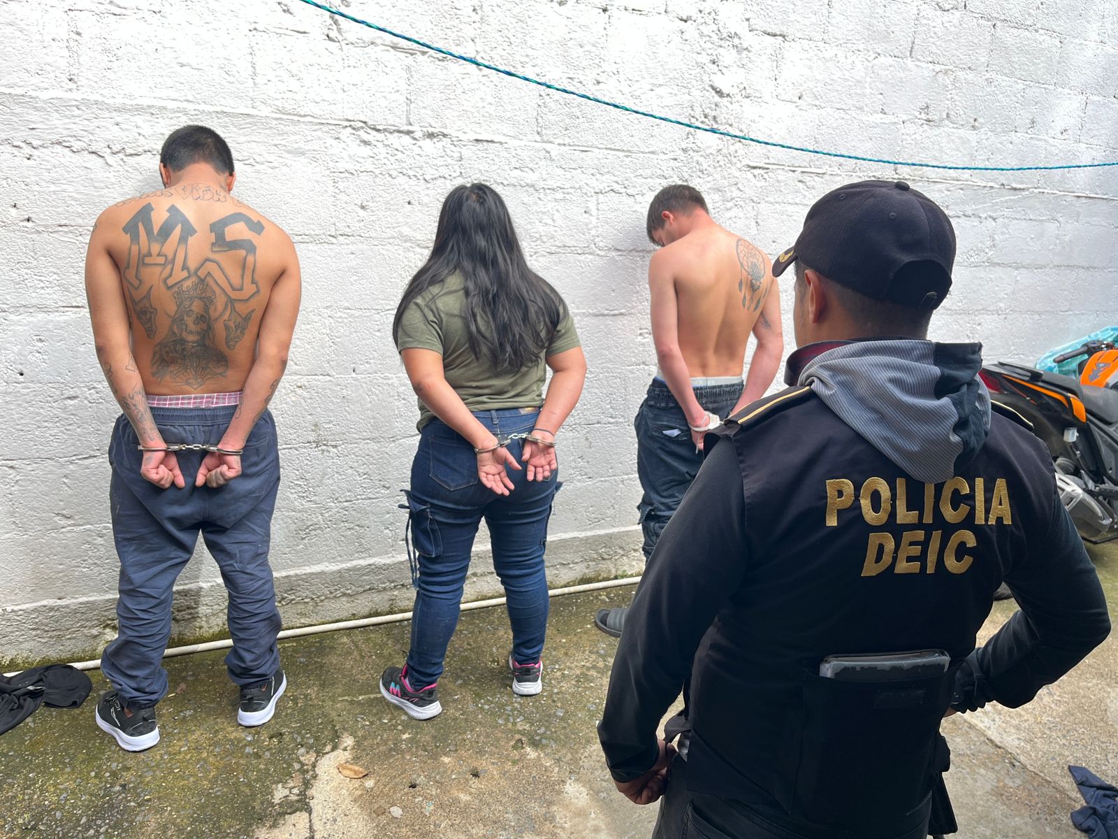 Agentes de la PNC trasladan a presuntos integrantes de la MS capturados durante un operativo en la capital. (Foto Prensa Libre: PNC)