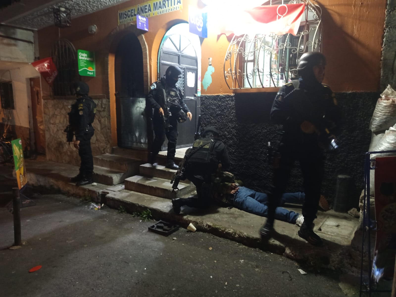 El capturado se transportaba en moto y la operación se desarrolla en la 6 calle y 3 avenida, colonia El Inciencio, zona 3.(Foto Prensa Libre: PNC)