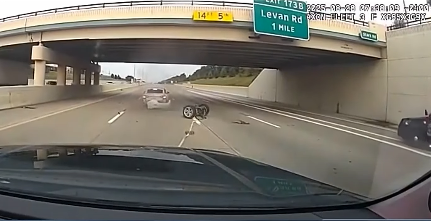 El momento en el que la Policía de Michigan detuvo un auto robado quedó grabado en video. (Foto Prensa Libre: Captura de Pantalla Livonia Police Department)