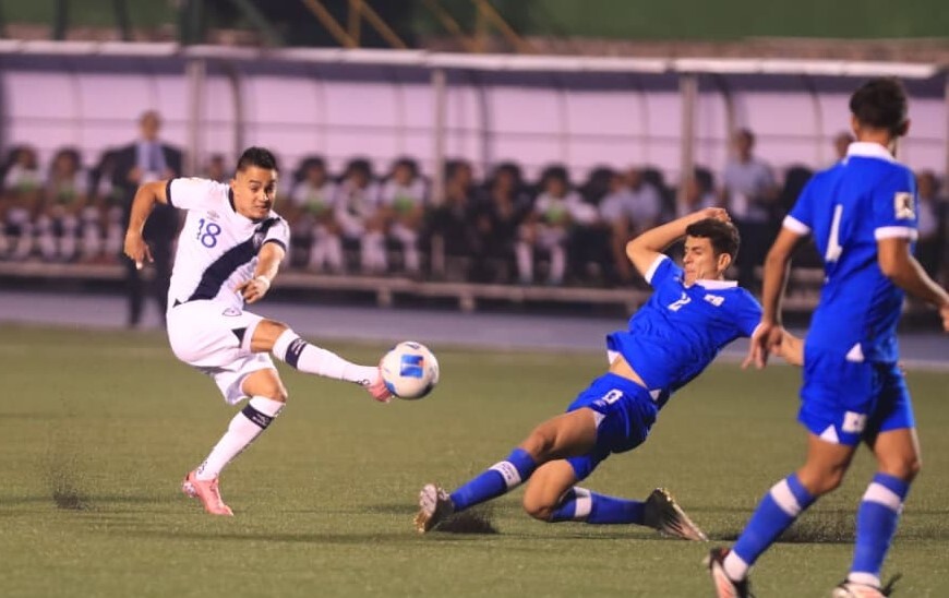 Óscar Santis en una acción durante el encuentro entre Guatemala y El Salvador en las eliminatorias mundialistas. (Foto Prensa Libre: Hemeroteca PL).