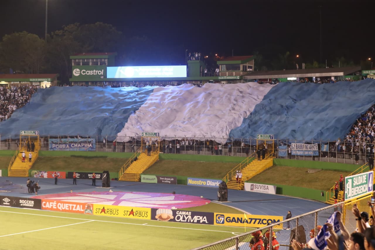 El encuentro de futbol entre las selecciones de Guatemala y El Salvador, se jugó en el estadio Cementos Progreso, zona 6 de la ciudad de Guatemala. (Foto Prensa Libre: Emilio Chang).